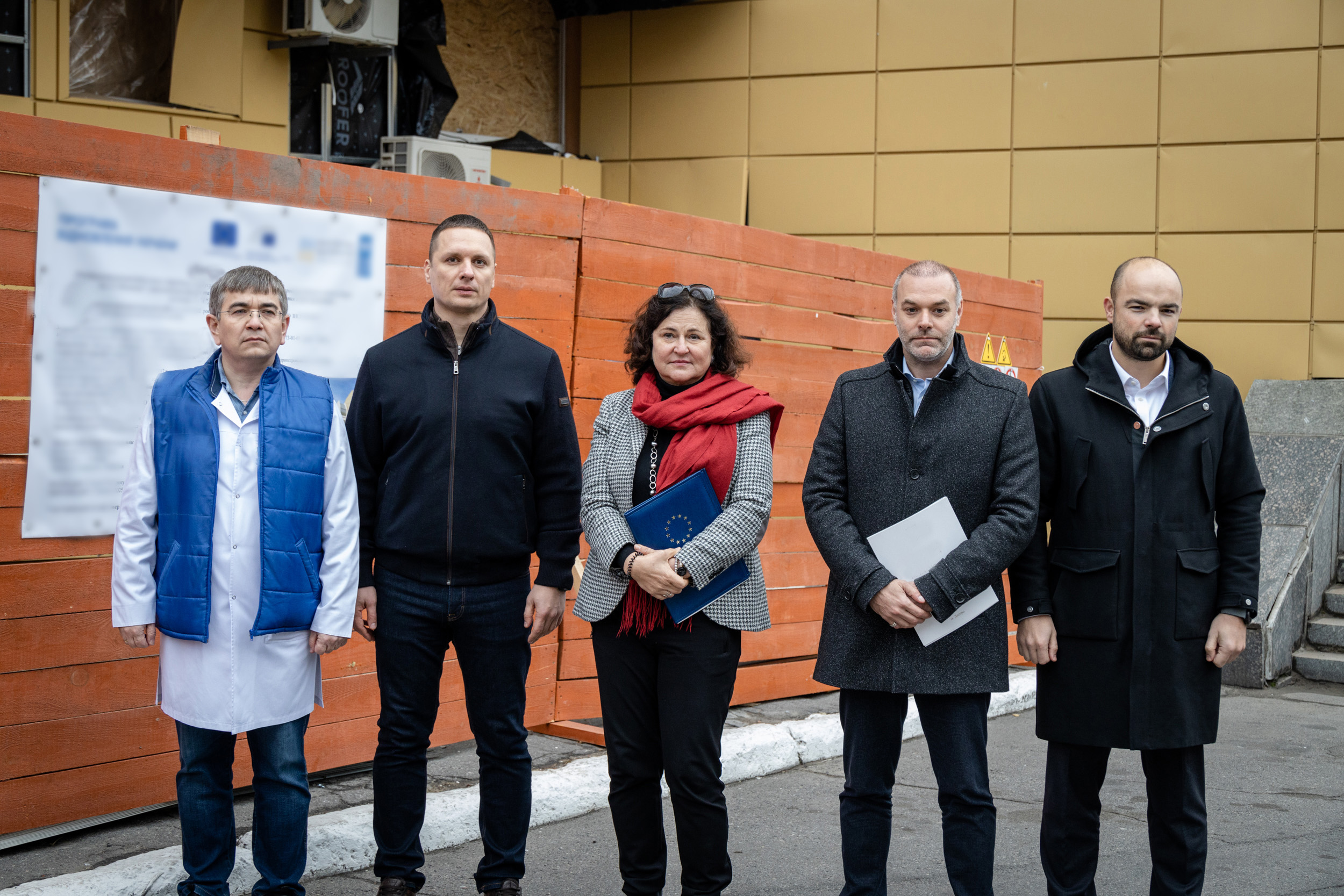 Іноземна делегація на території лікарні, пошкодженої під час ворожого обстрілу 