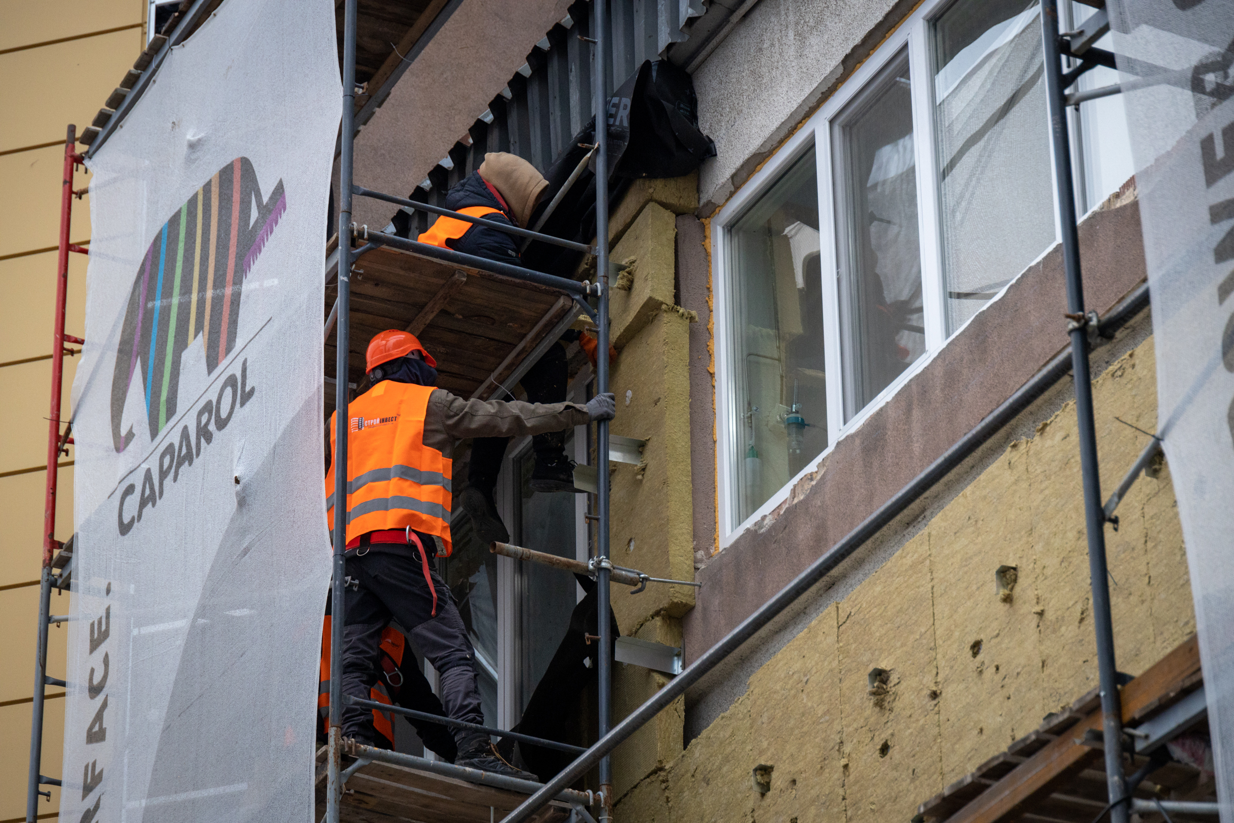  Будівельники оновлюють фасад будівлі