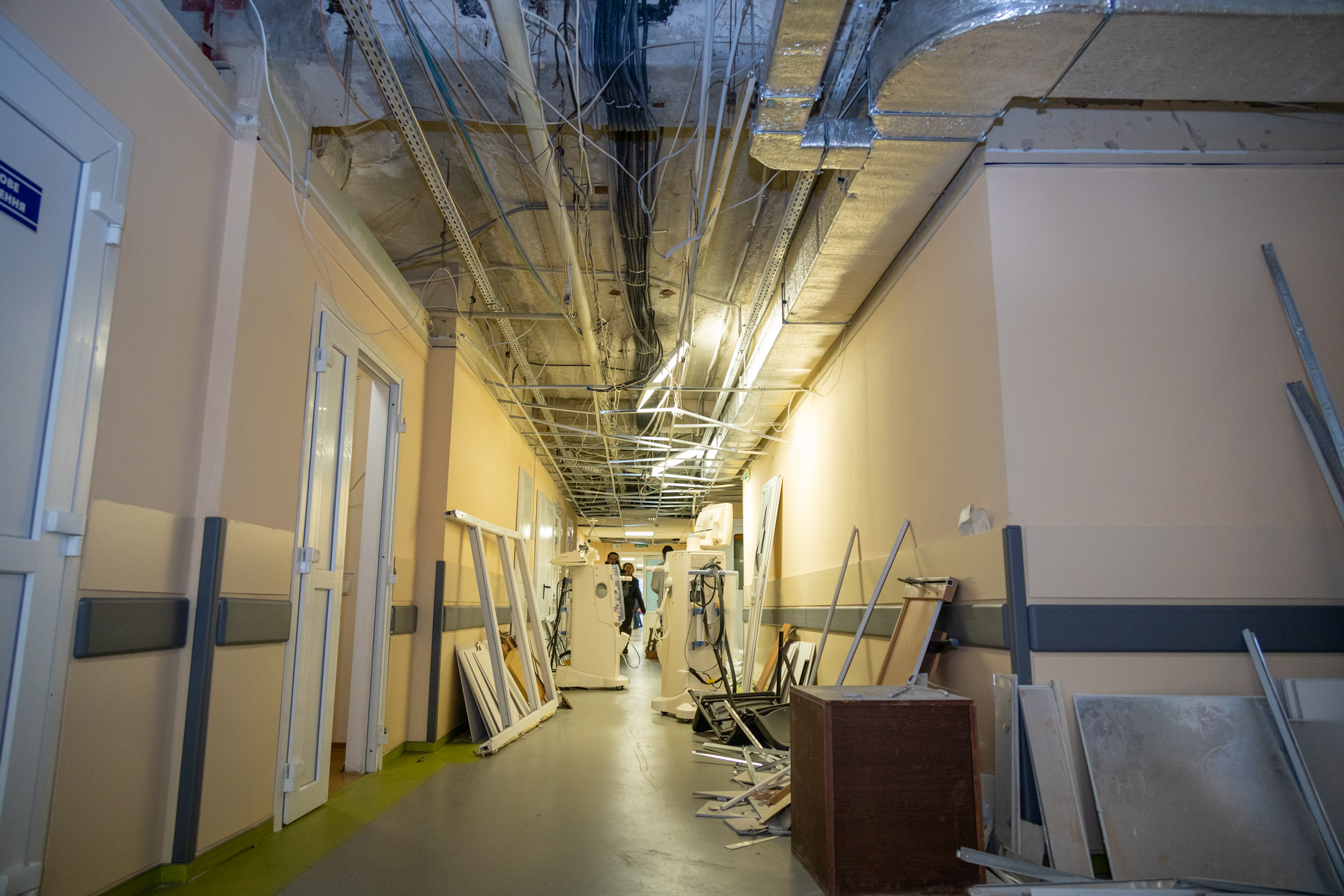 Потрощений під час ракетної атаки коридор лікарні