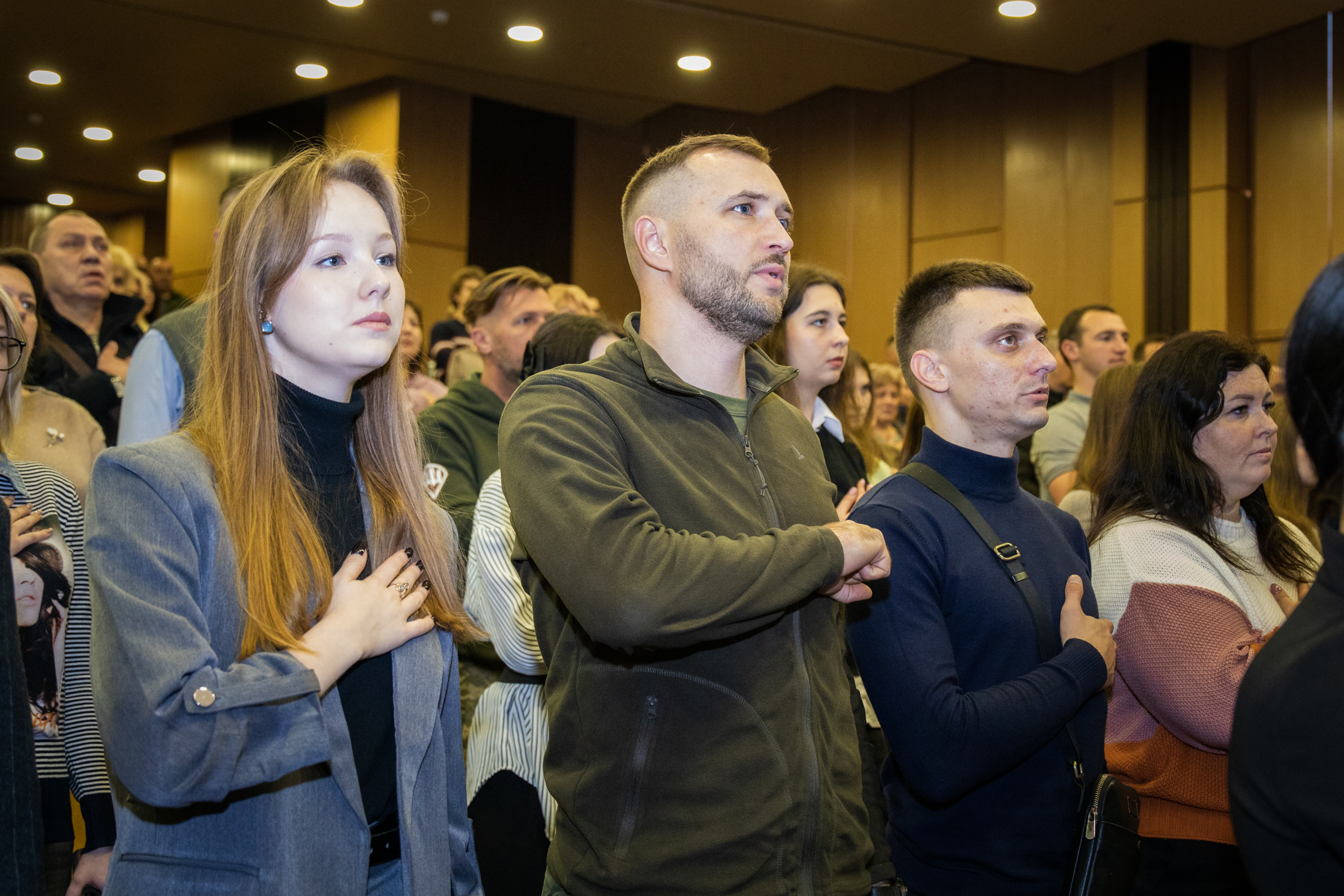 Учасники заходу під час виконання гімну