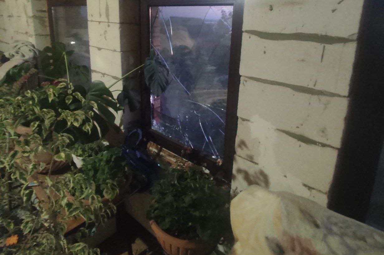 Після атак росіян в оселі місцевих посипалося віконне скло