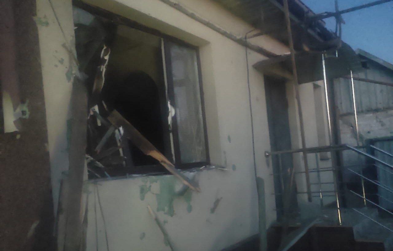 Побита віконна рама 