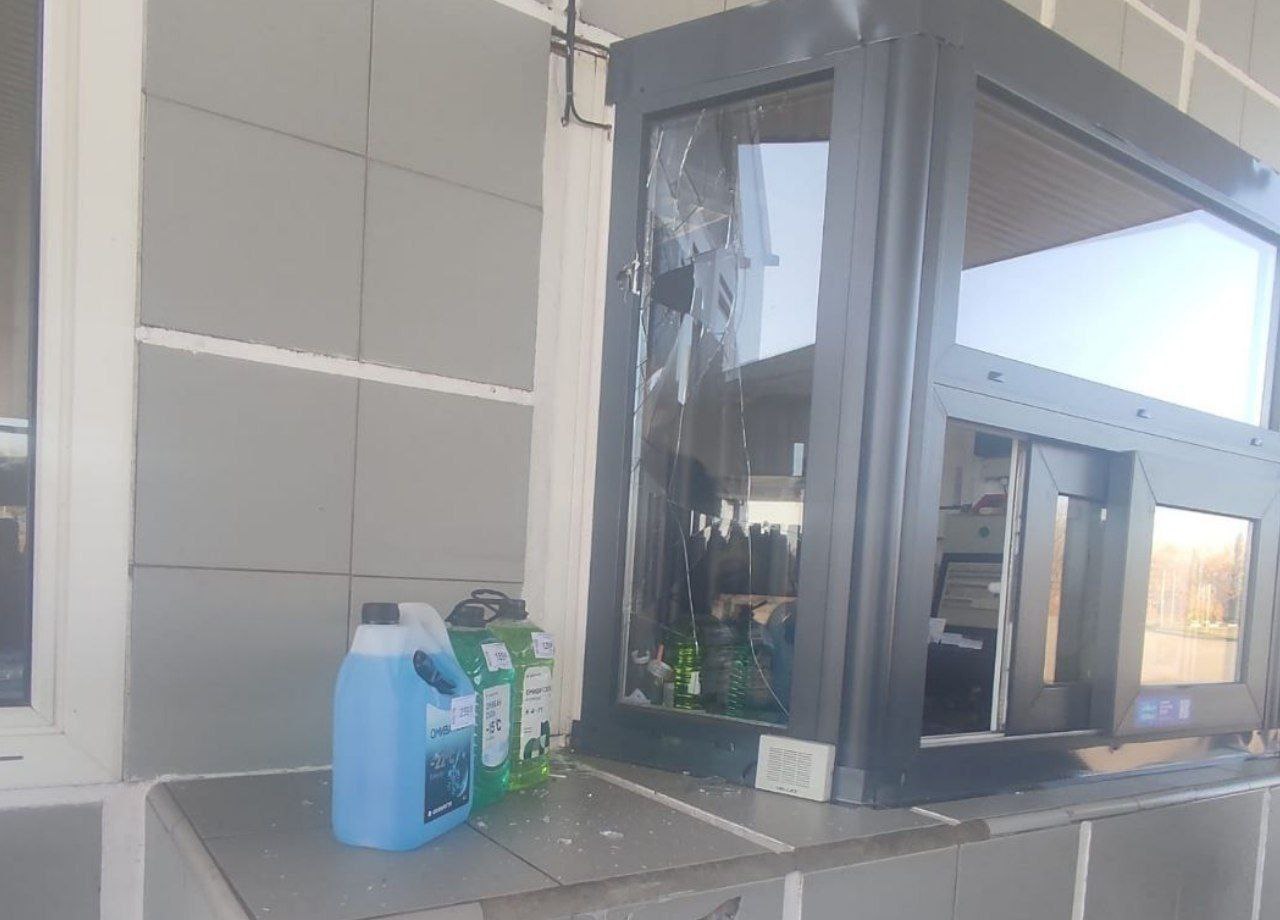 Руйнування є також на одній із заправок району