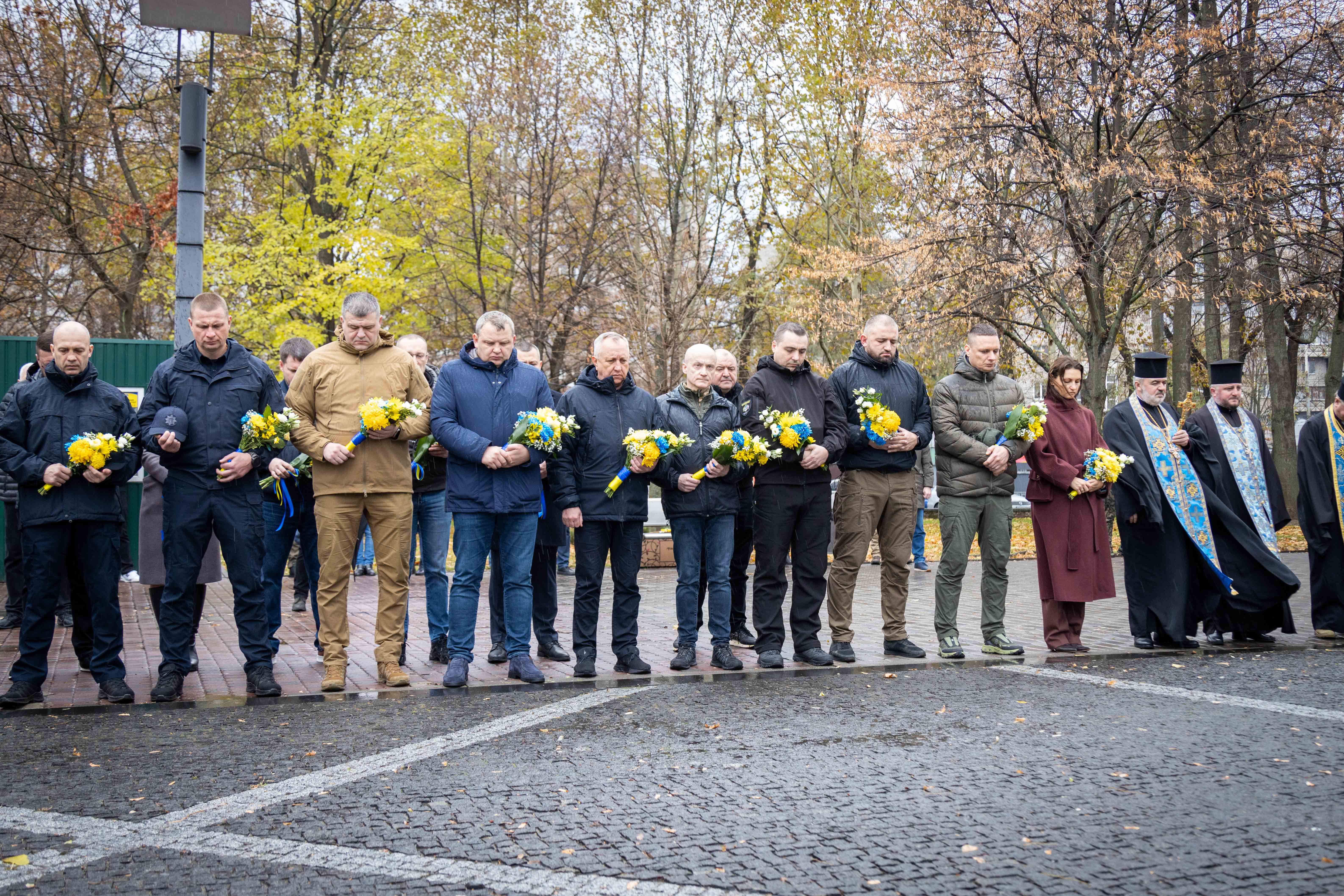 Схилили голови в хвилині мовчання