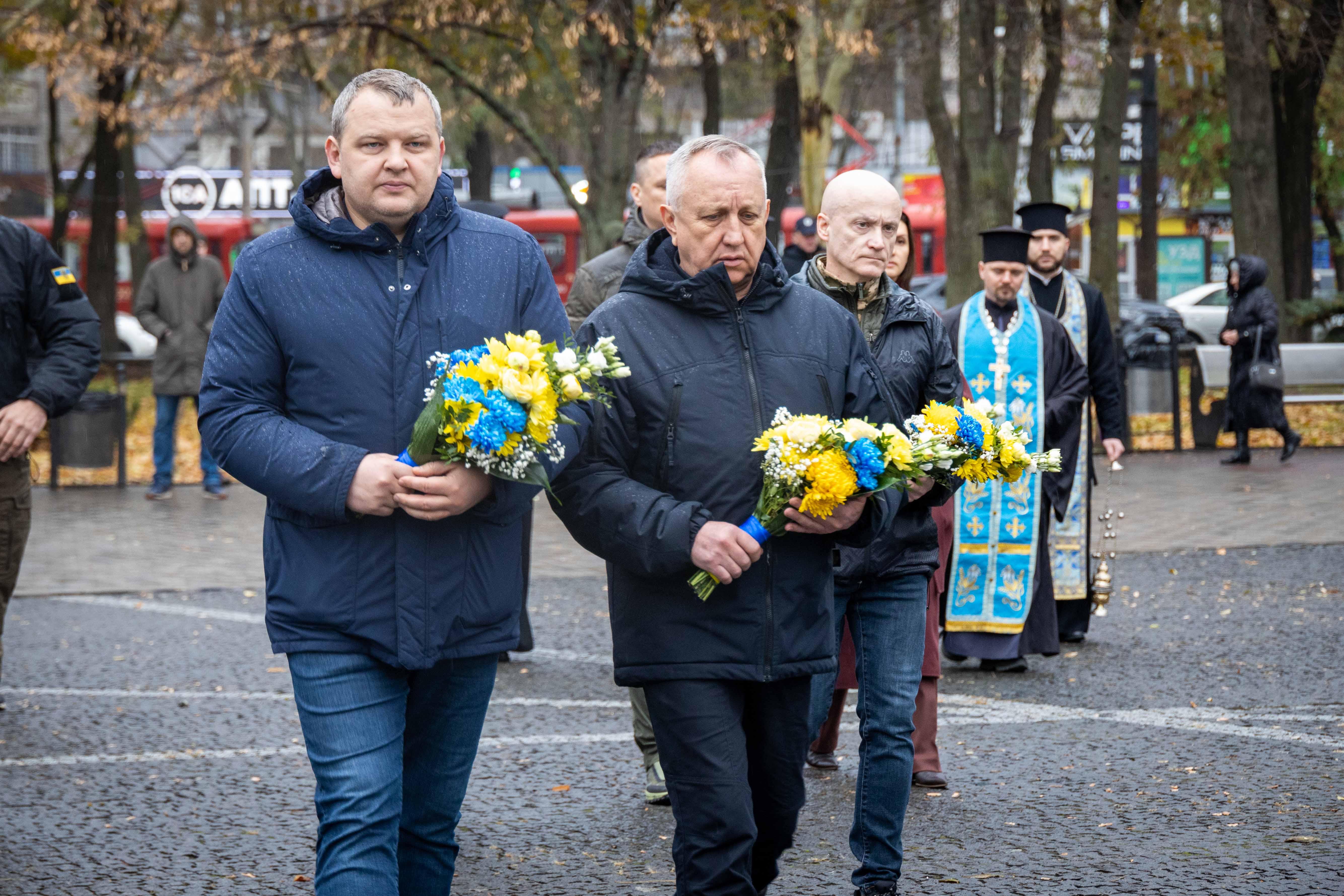 Поклали квіти до меморіалу