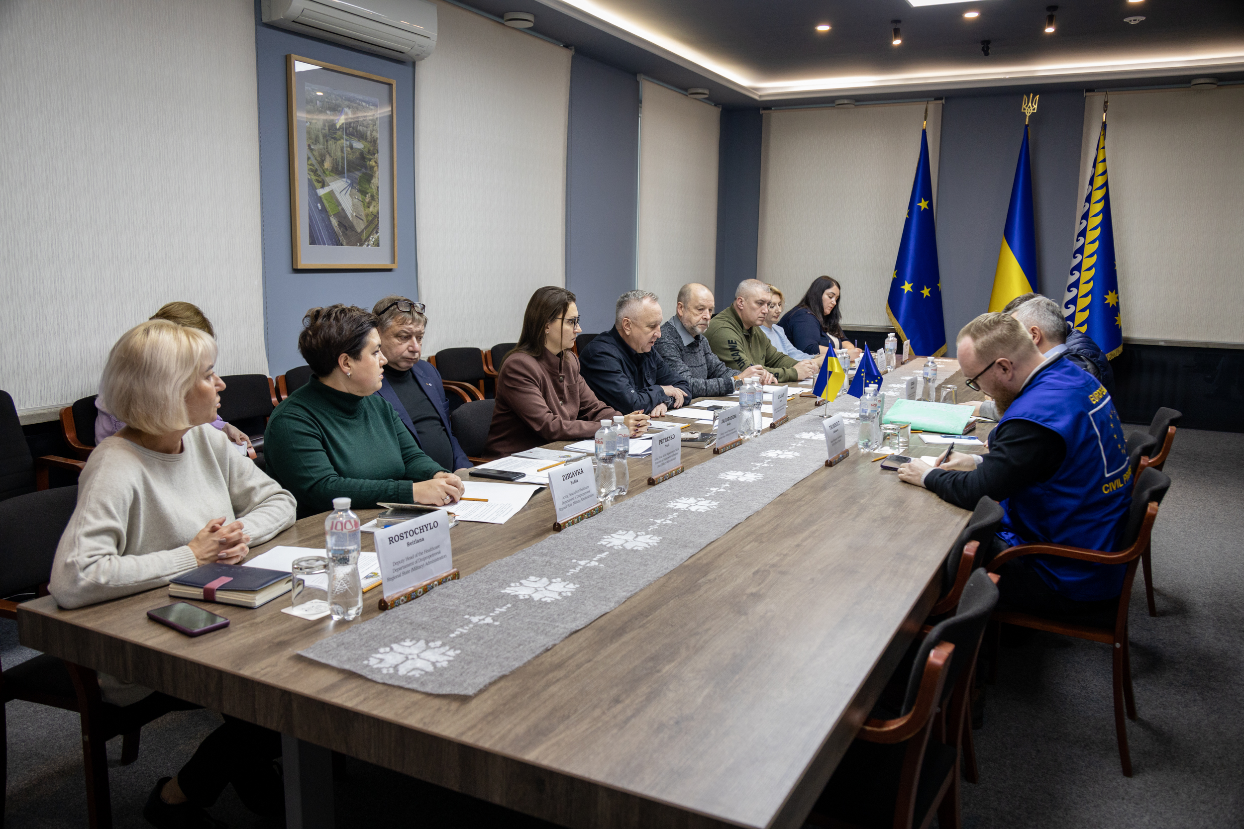 Учасники зустрічі за розмовою