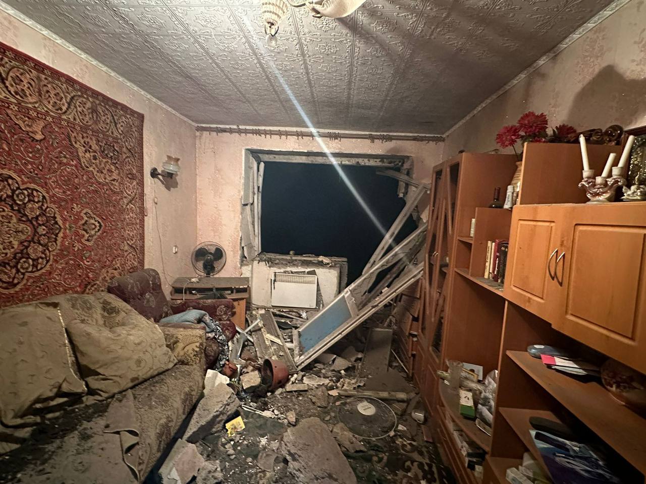 Понівечена ворожим обстрілом квартира