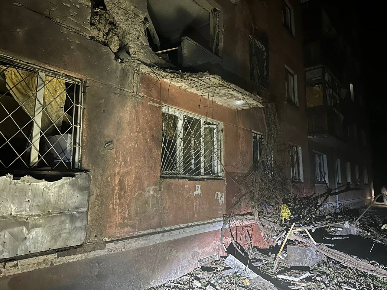 Побиті вікна і балкони багатоповерхівки