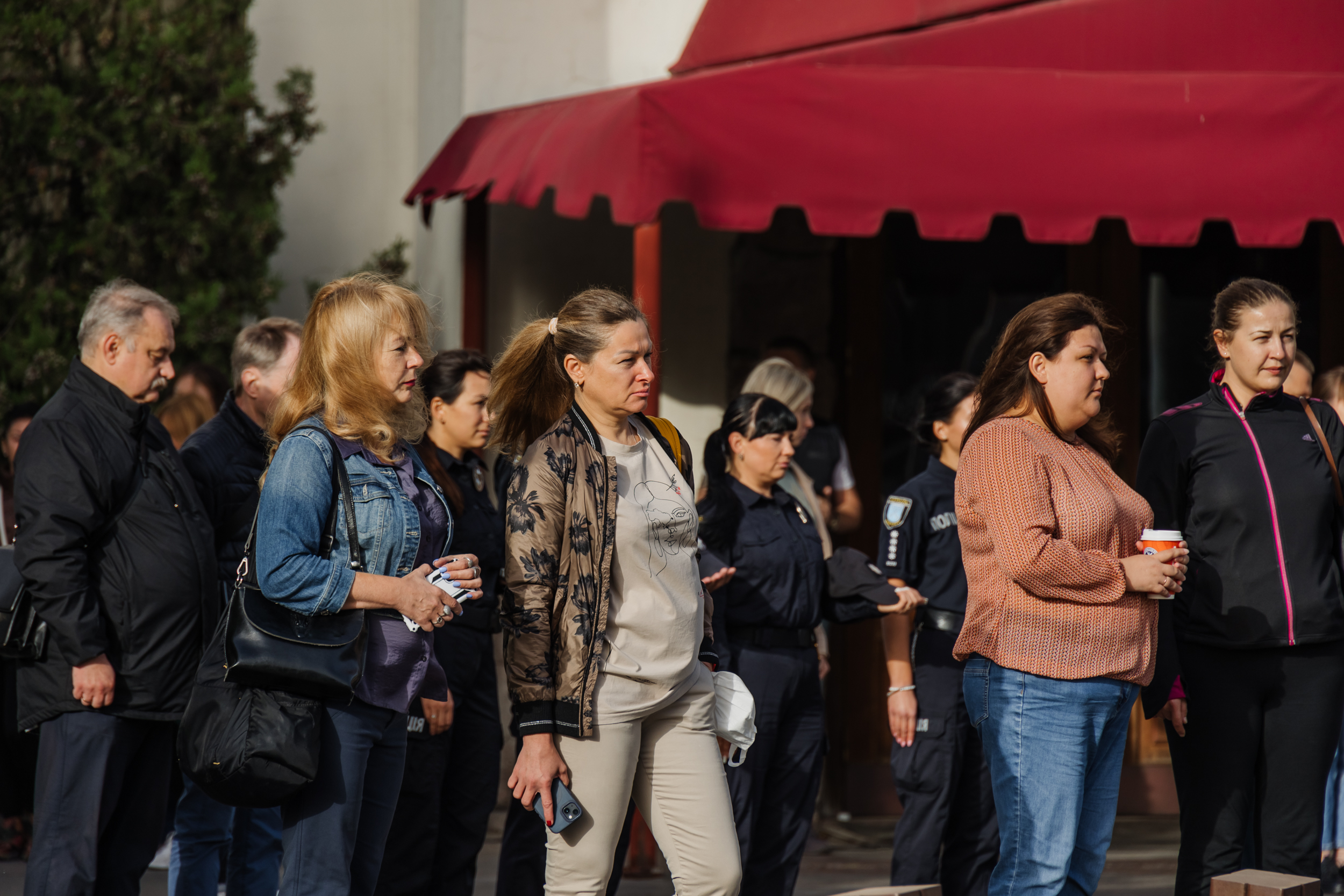 Перехожі зупинилися на хвилину мовчання