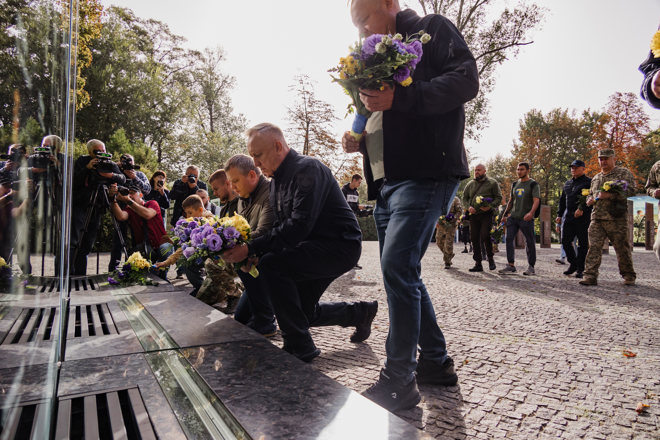 Поклали квіти до меморіалу