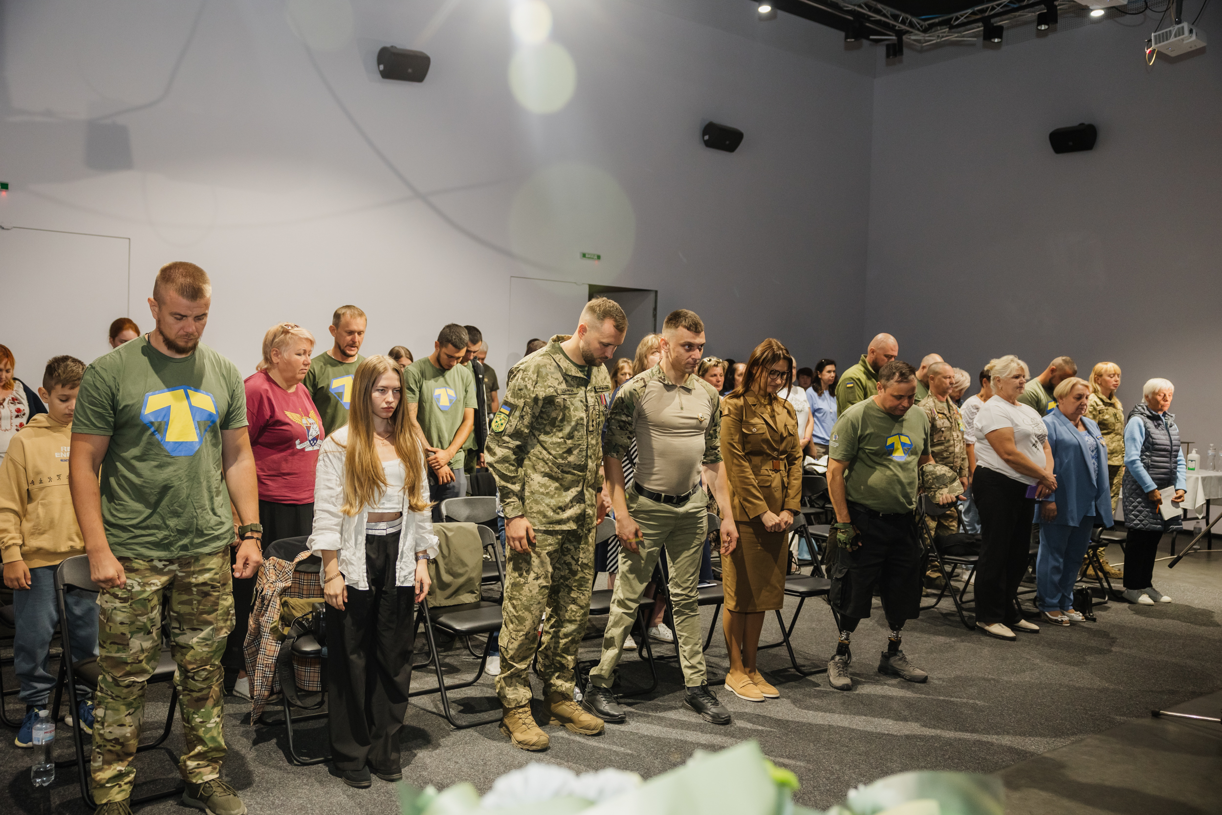 Учасники зустрічі до Дня захисників і захисниць вшанували загиблих побратимів хвилиною мовчання