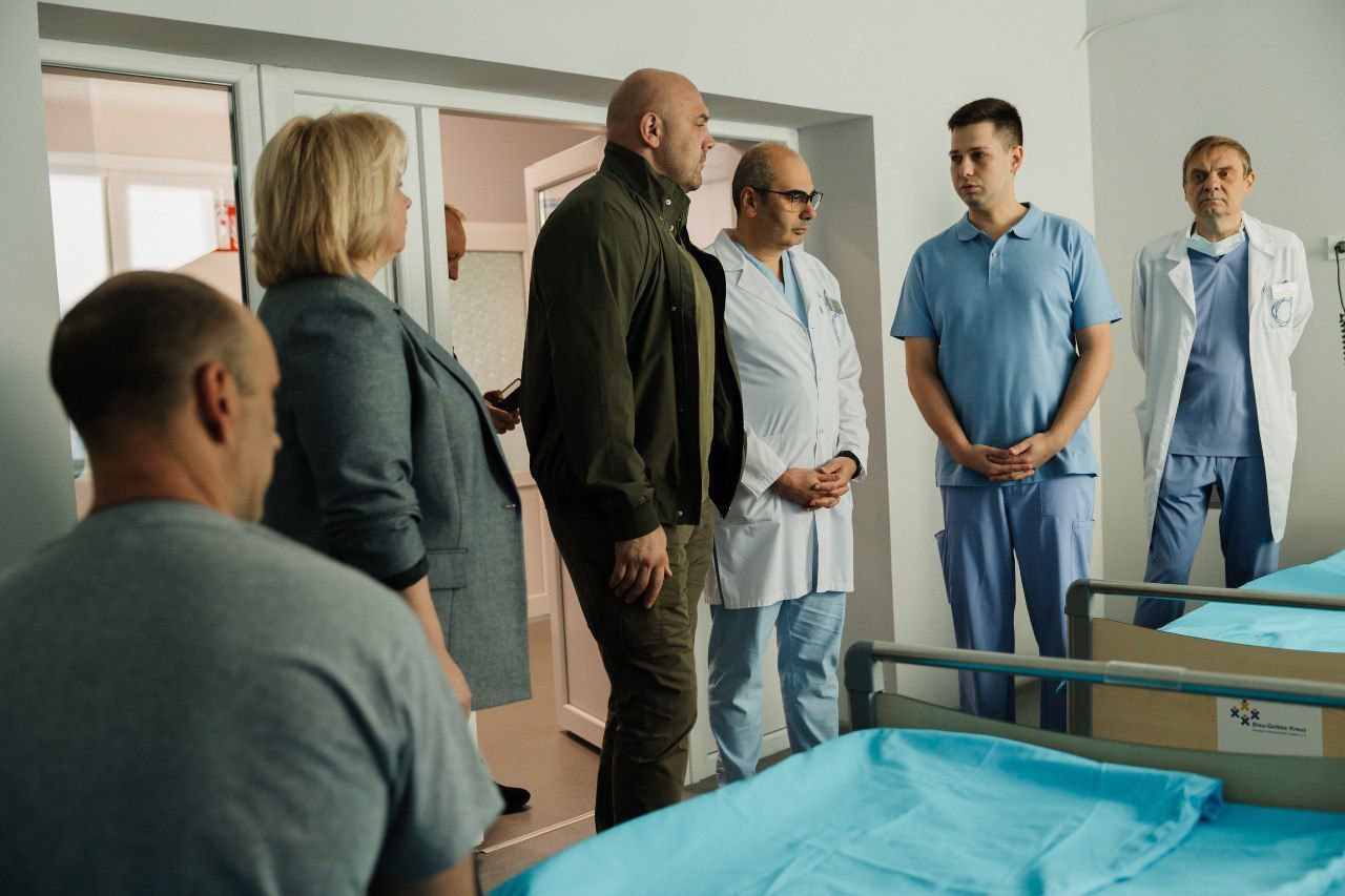 Начальник Дніпропетровської ОВА та директор медзакладу 