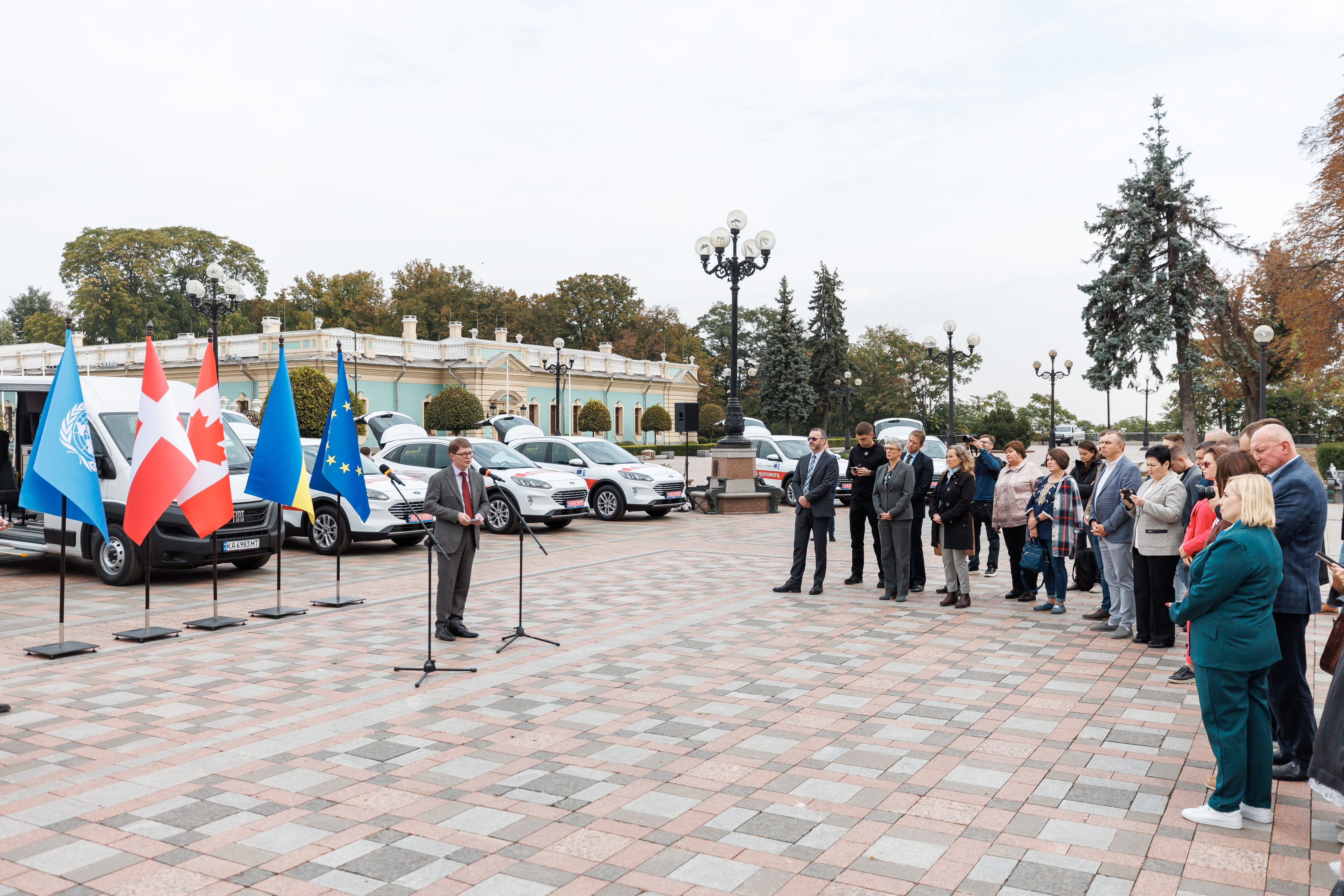 Міжнародні партнери передають автівки десятьом областям України