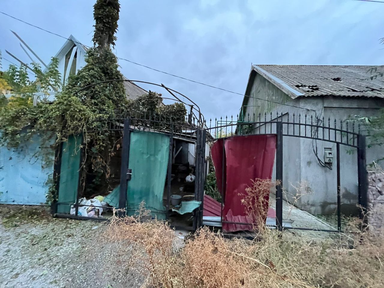 В оселі побитий дах, поряд – понівечені ворота