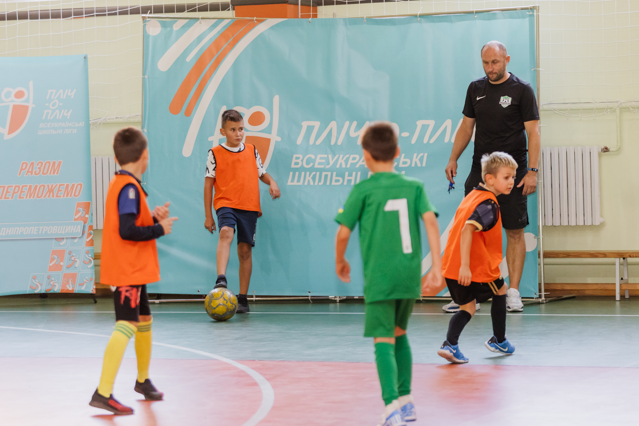 Тренер показує вправи вихованцям