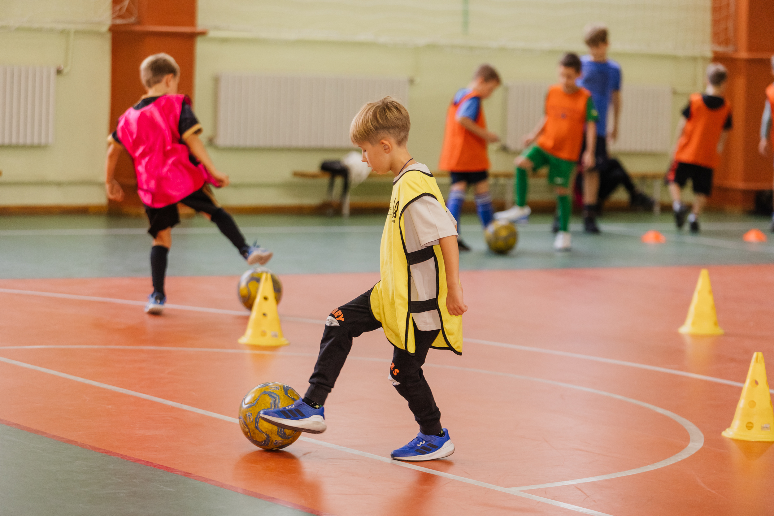 Хлопці виконують вправи з м’ячем