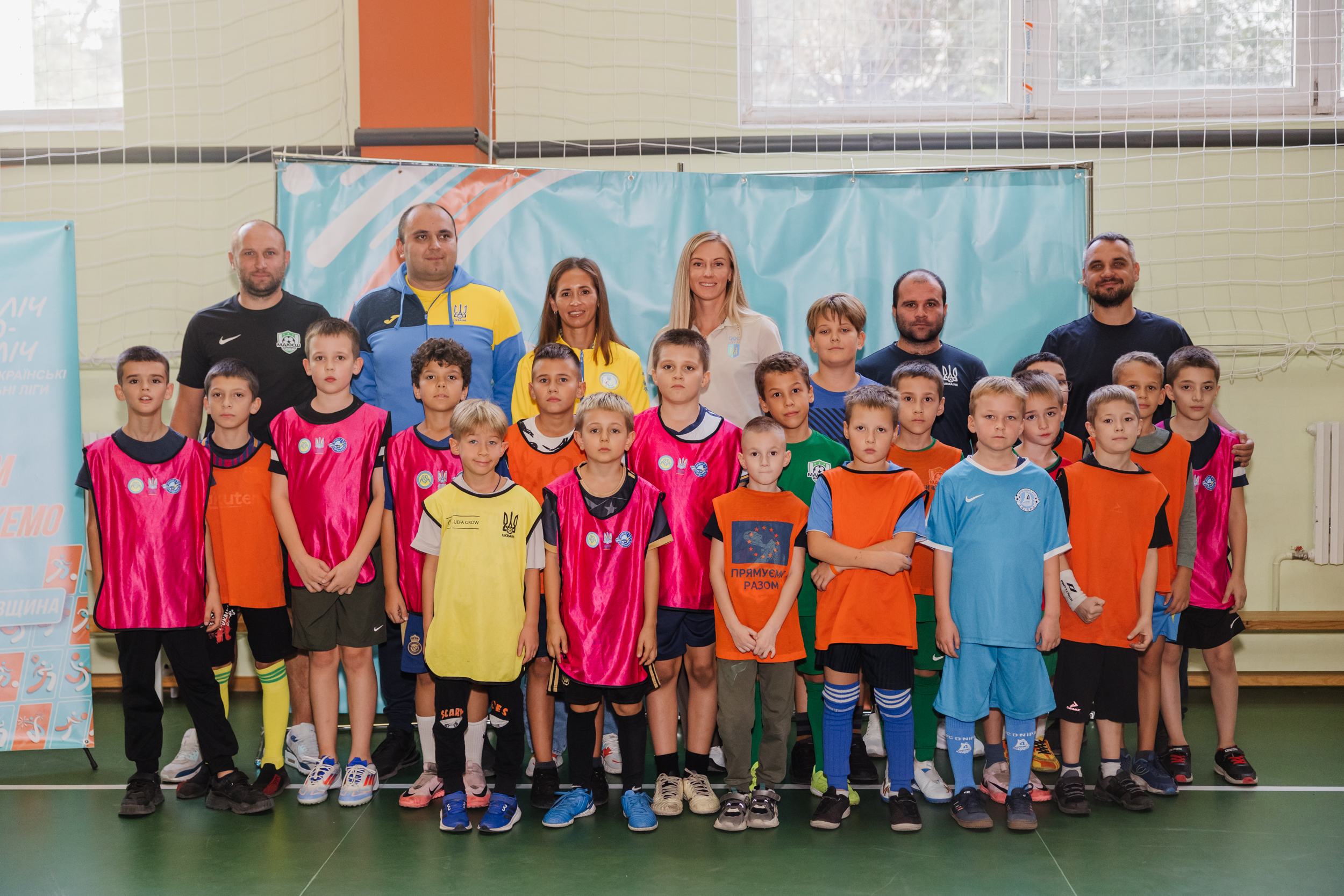 Спільне фото дітей з амбасадорами шкільних ліг