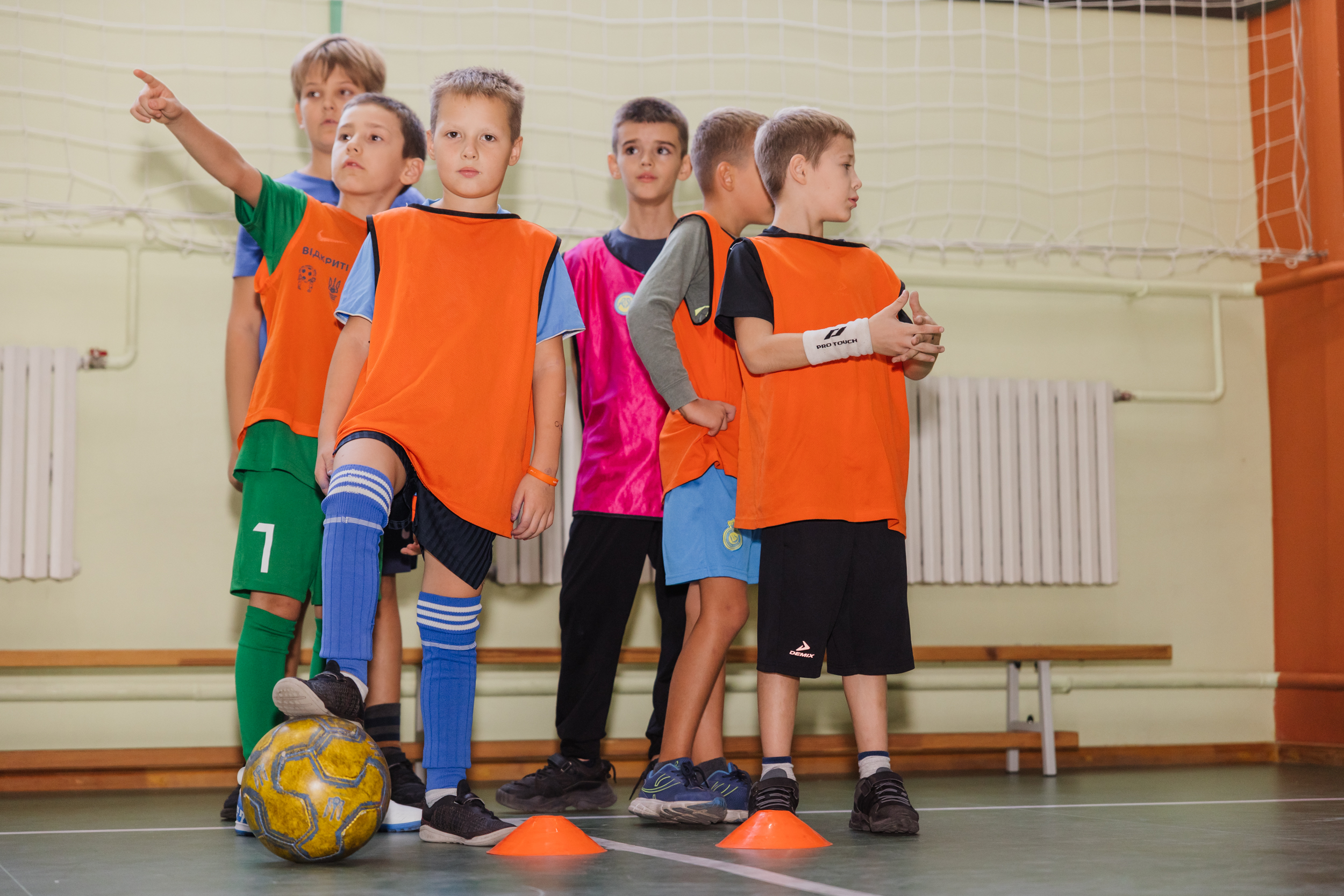 Учні на тренуванні з футзалу