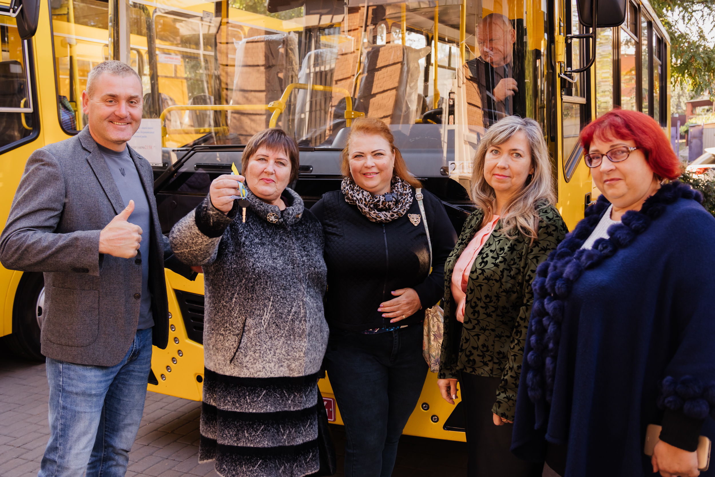 Представники Миколаївської громади Дніпровського району отримали ключі від автобусу 