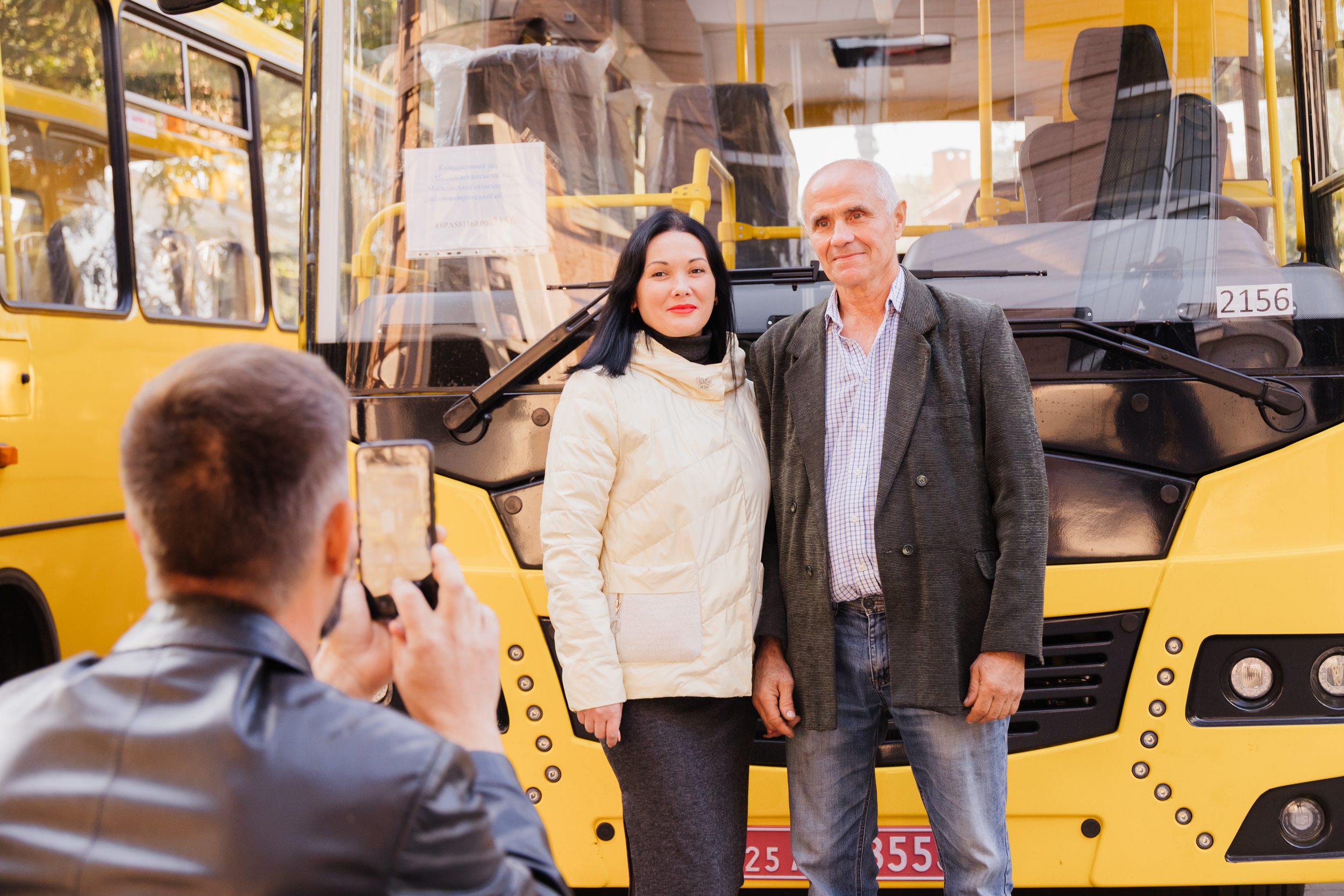 Представники громади на фоні щойно отриманого автобусу 