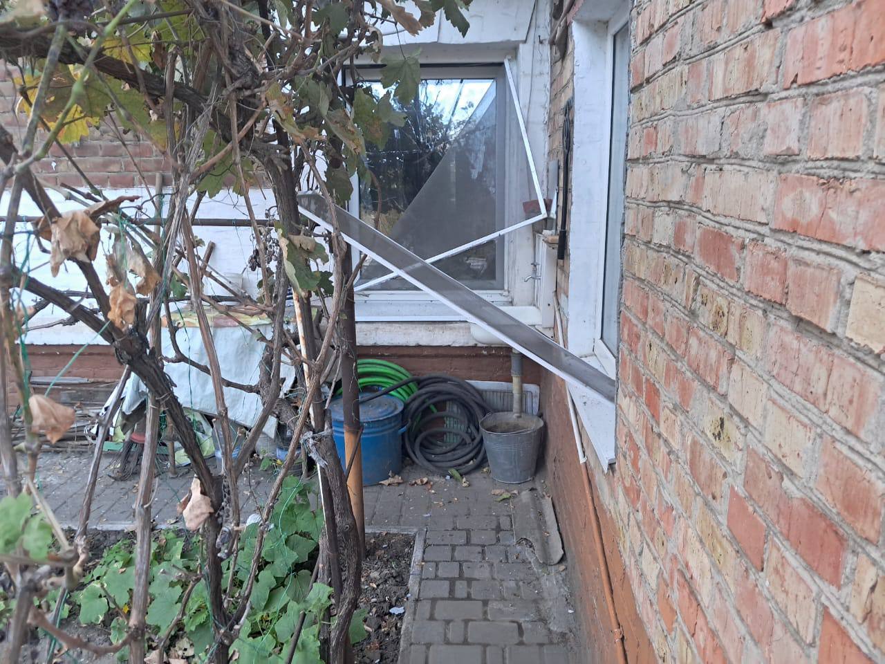 Вибите вікно у будинку 