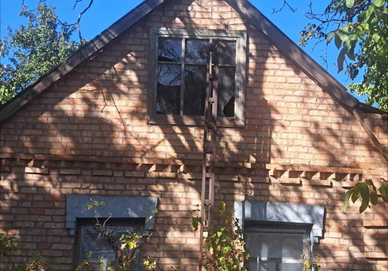 Побита шибка на даху будинку