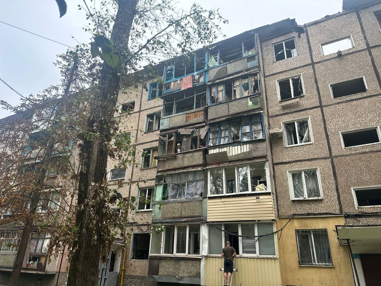 У криворізькій п'ятиповерхівці понівечений дах, побиті вікна