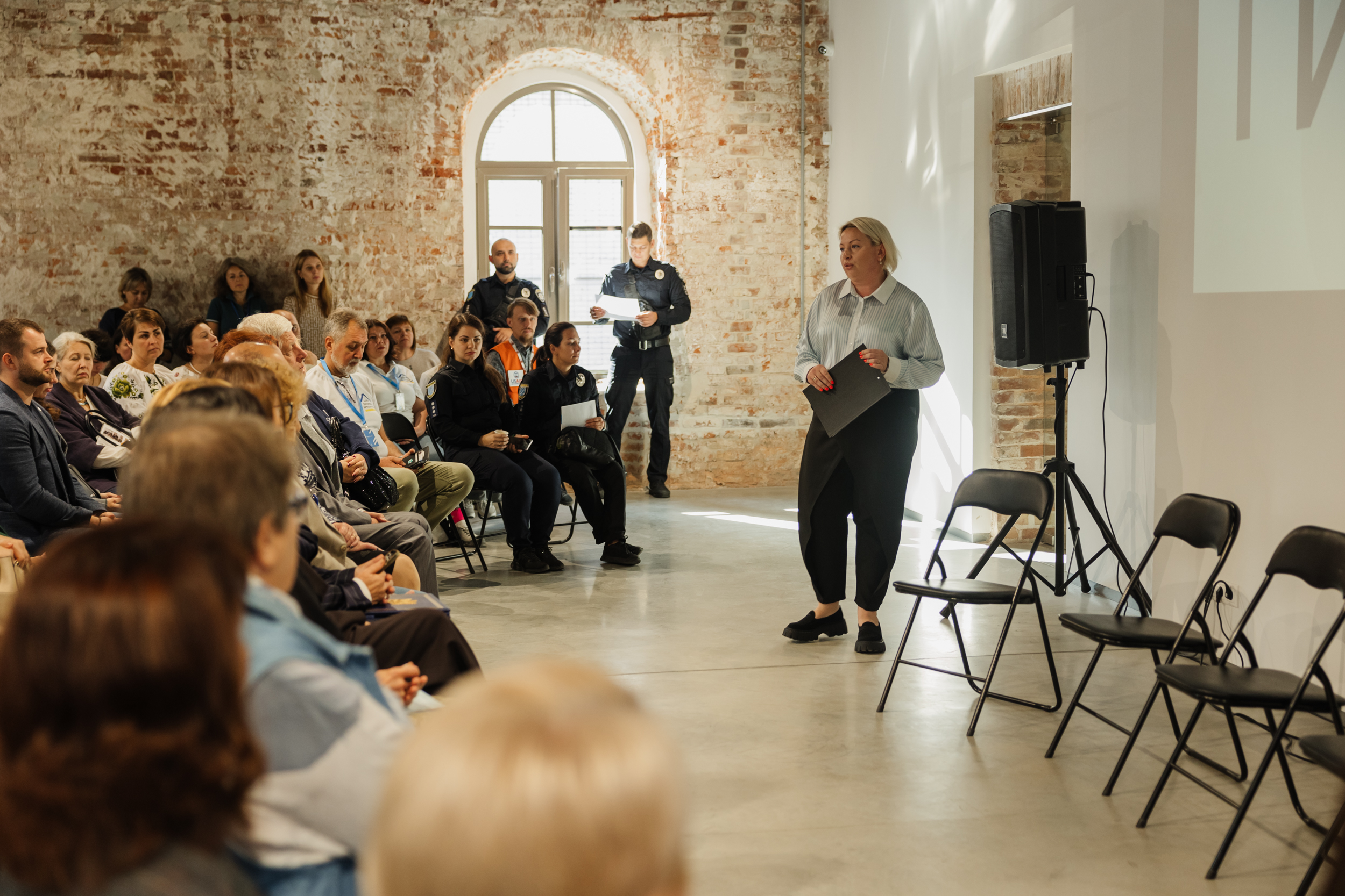 Модератор зустрічі разом з учасниками