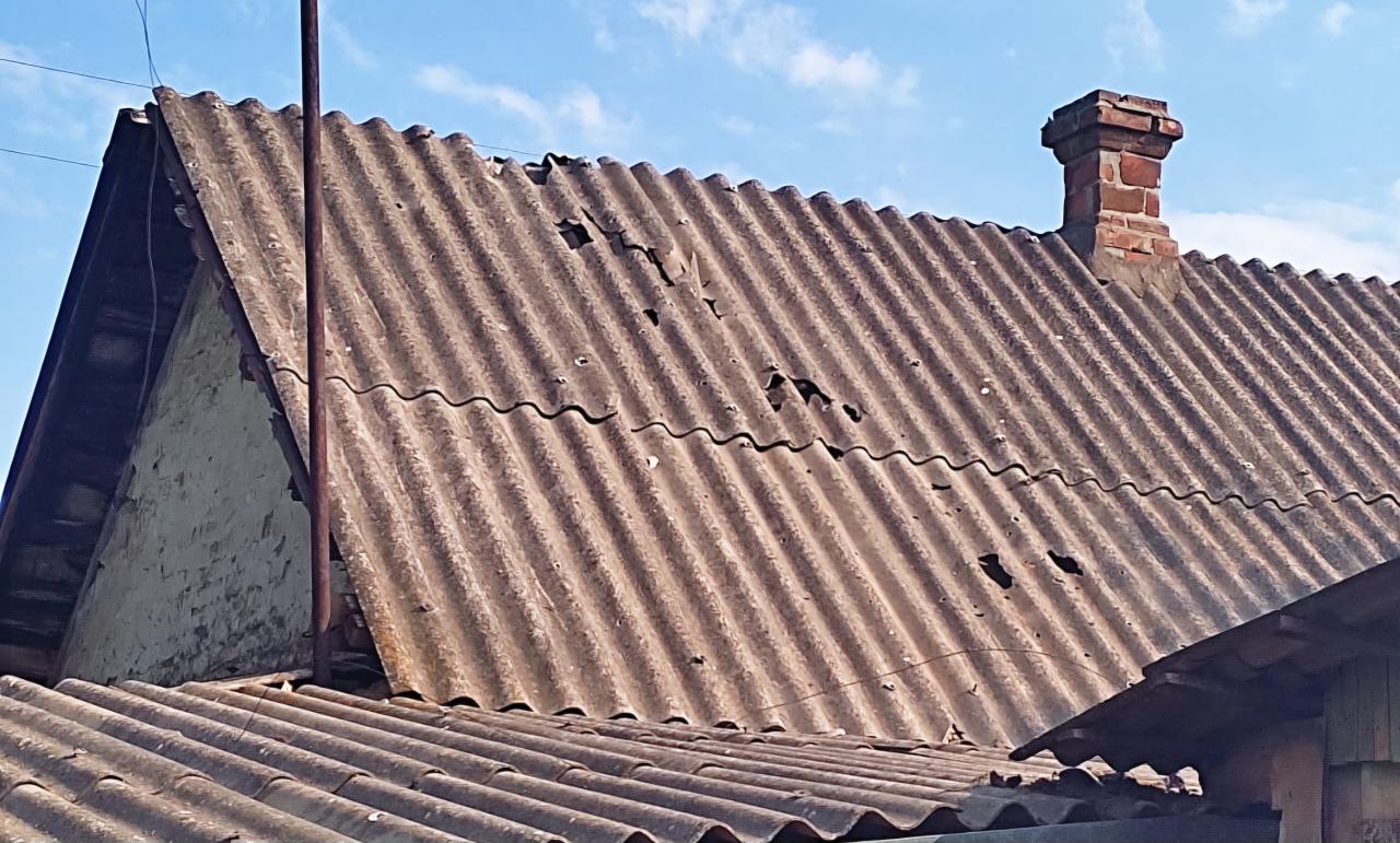 Побита покрівля приватного будинка