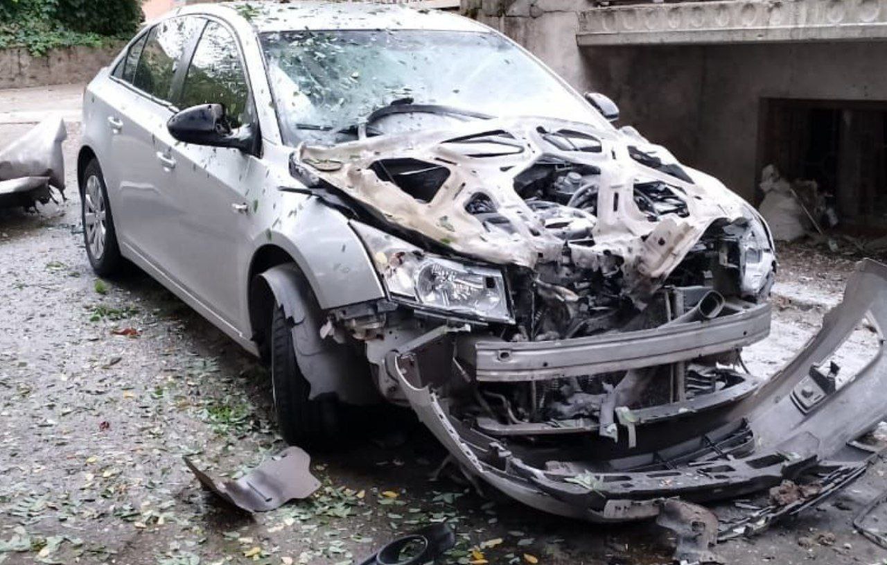 В іншій легковій автівці потрощені капот та бампер