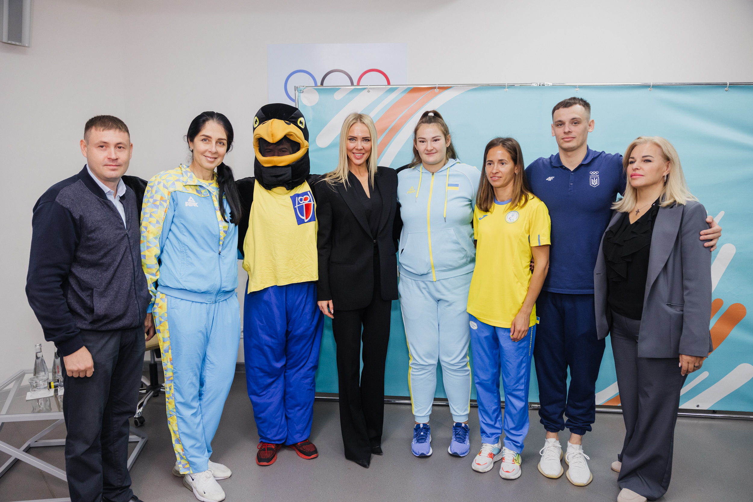 Спільне фото команди ОВА та іменитих спортсменів, амбасадорів всеукраїнського проєкту