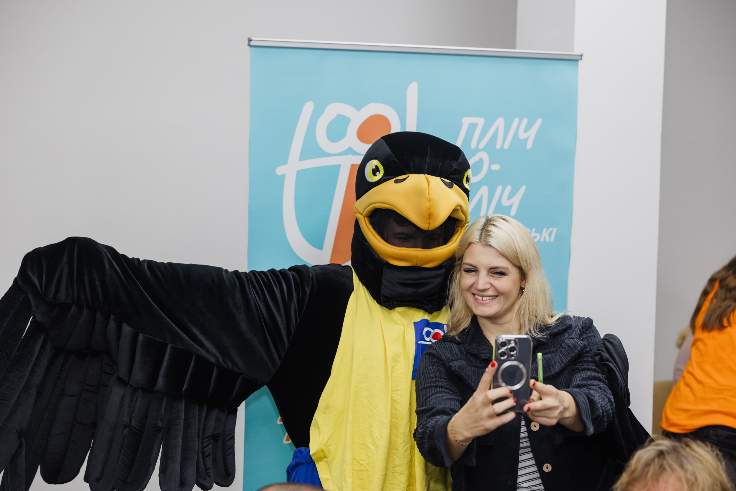 Учасники Форуму фотографувалися із талісманом спортивного проєкту у Дніпропетровській області – яструбом