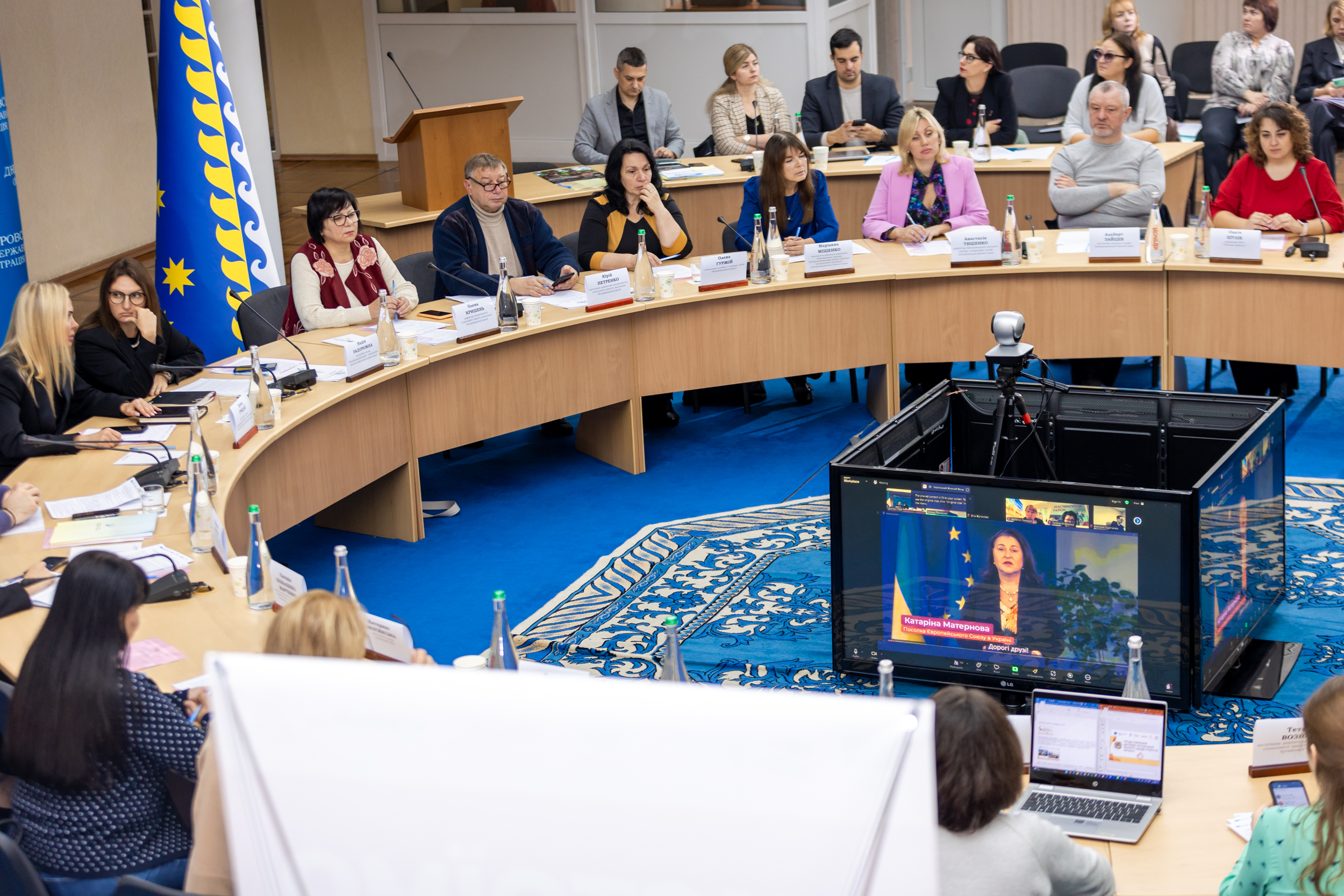 Учасники слухають доповіді спікерів 