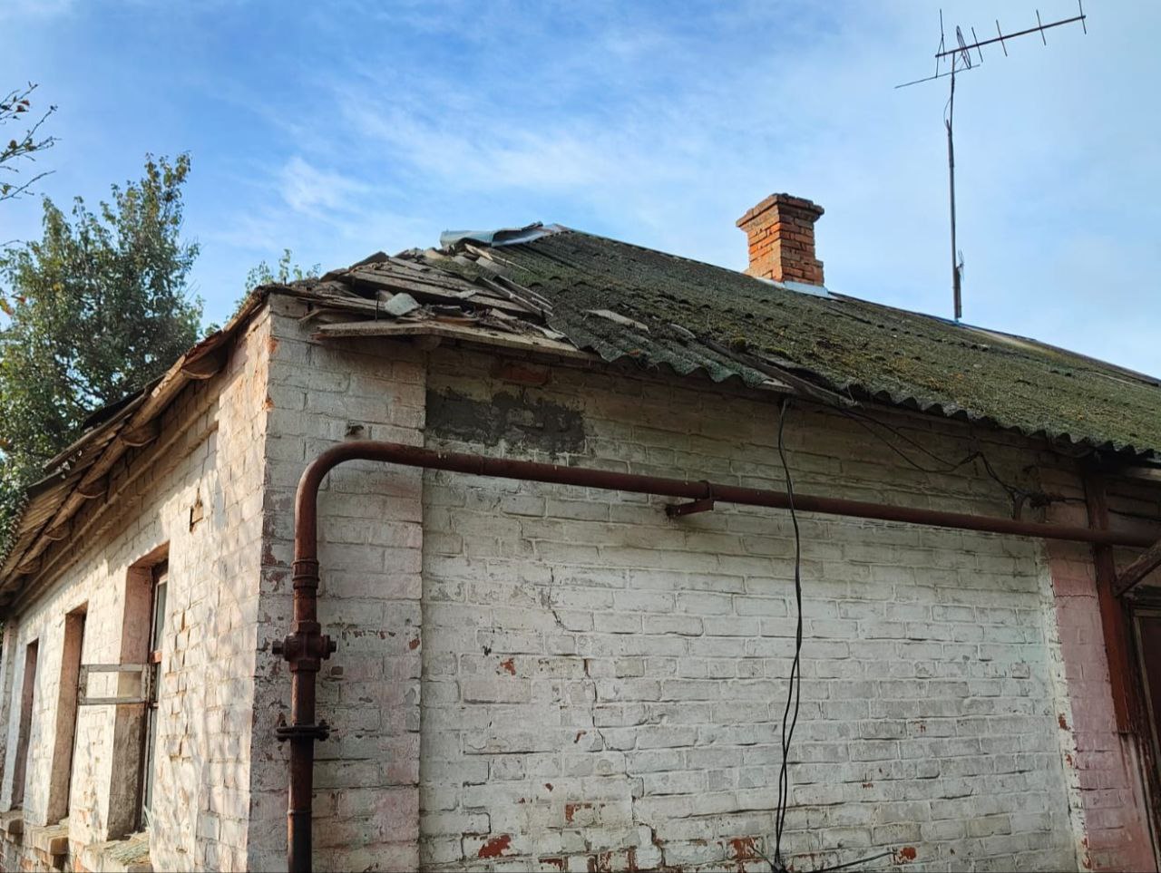 Потрошений шифер на даху будинку