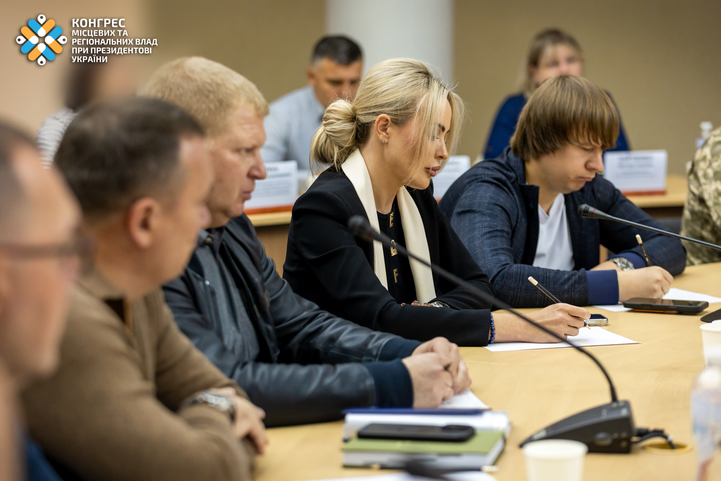 Учасники зустрічі слухали відповіді на питання та занотовували важливе.