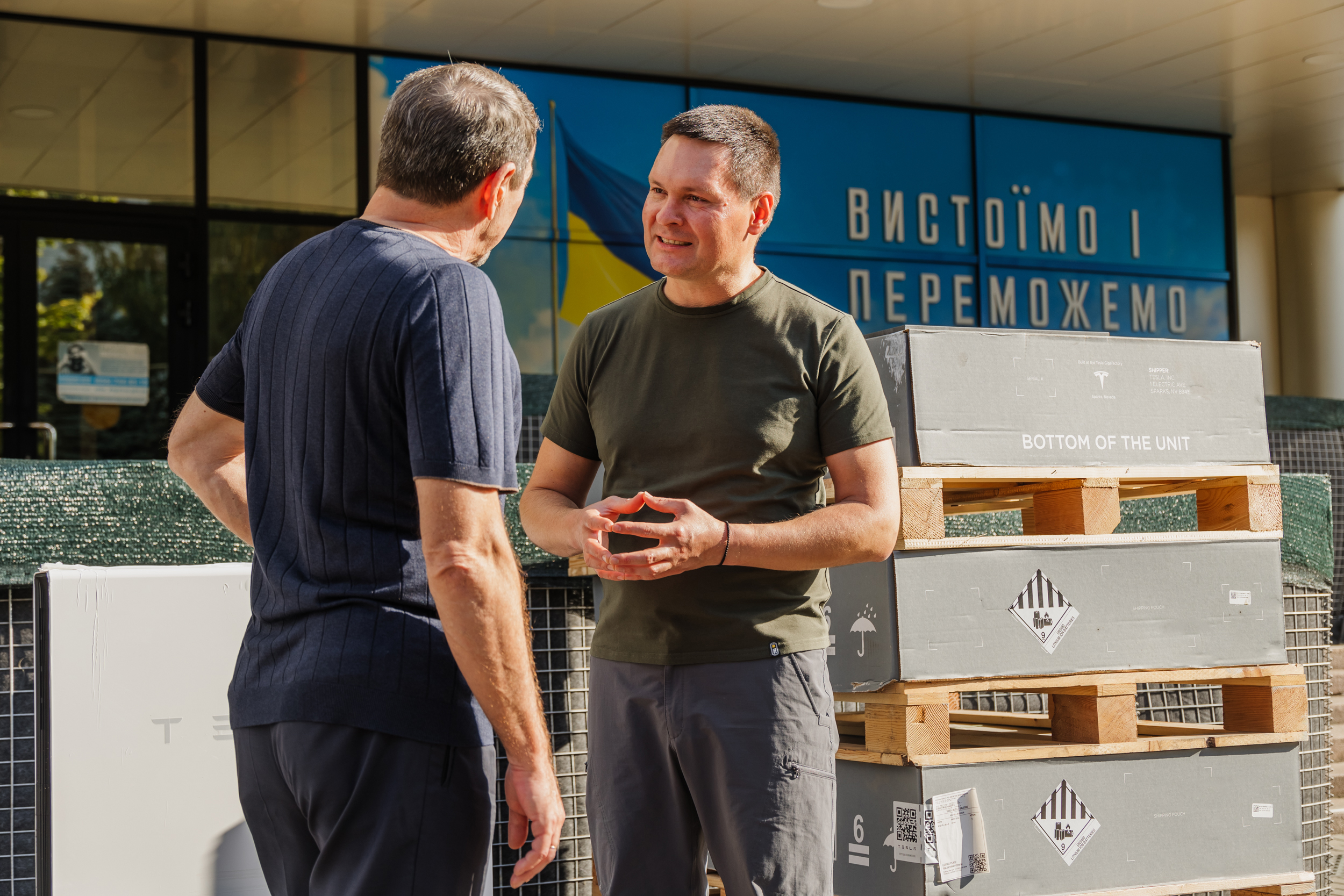 Спілкування засновника благодійного фонду Євгена Пивоварова з народним депутатом