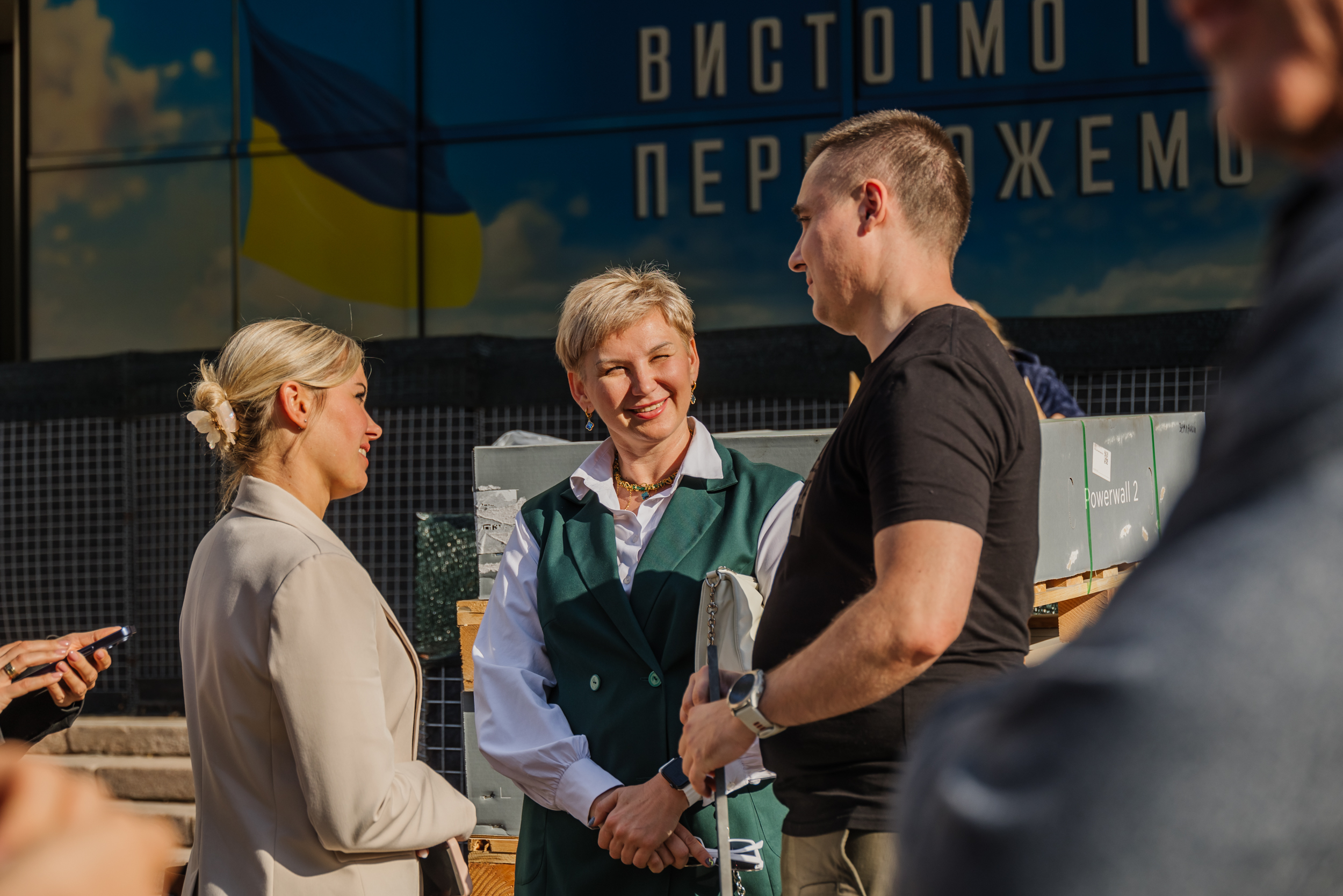 Заступник начальника Дніпропетровської ОВА з представниками закладів, яким передали обладнання