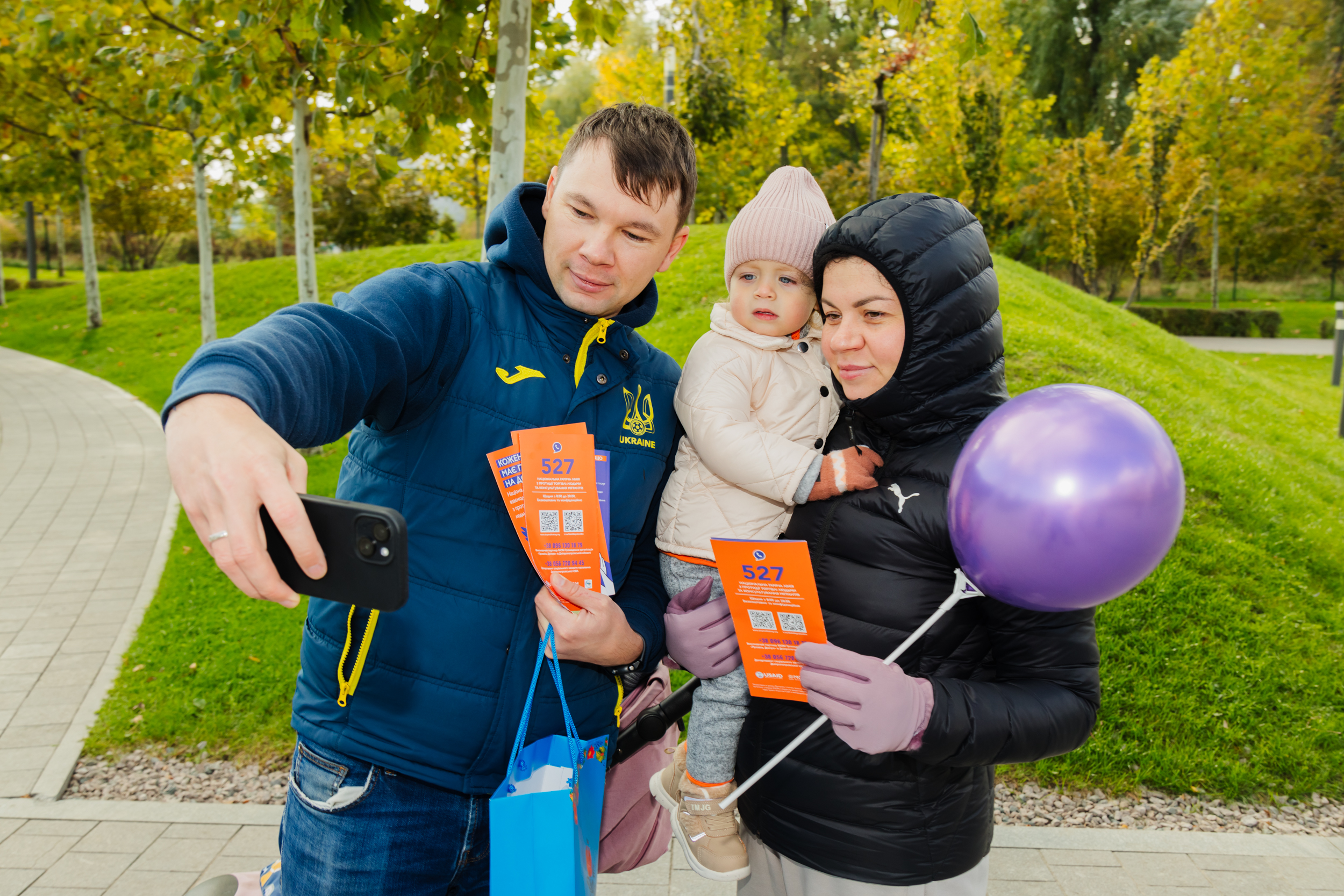 Організатор інформаційної акції Дніпропетровської ОВА Євгеній Таранцов з мешканкою міста, яка долучилася до інформкампанії.