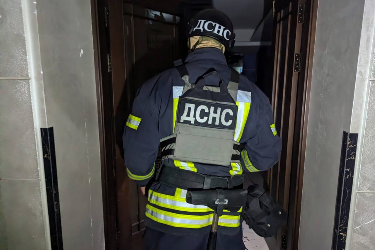 Працівник ДСНС на місці атаки