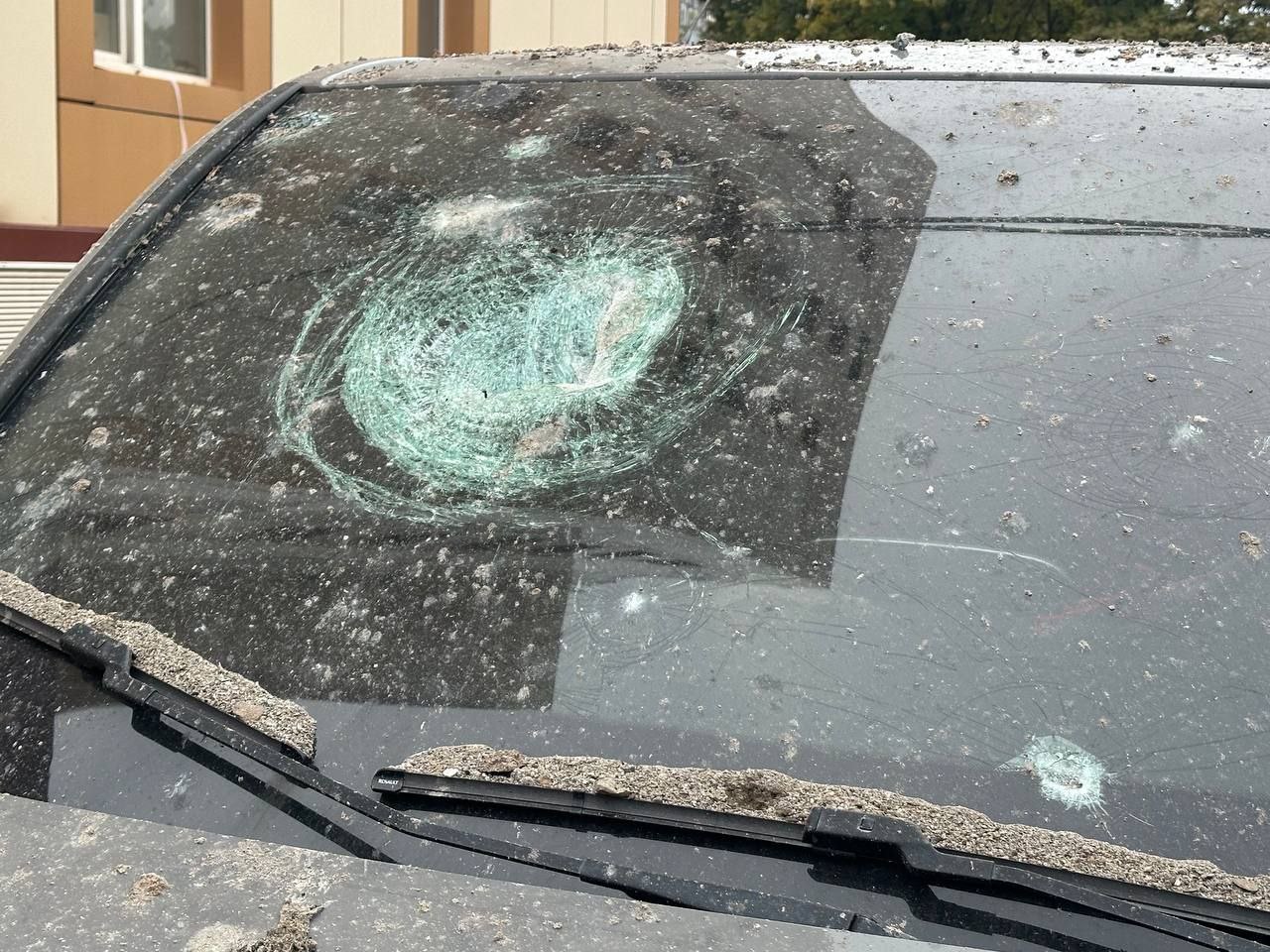Розбите лобове скло легкової автівки 