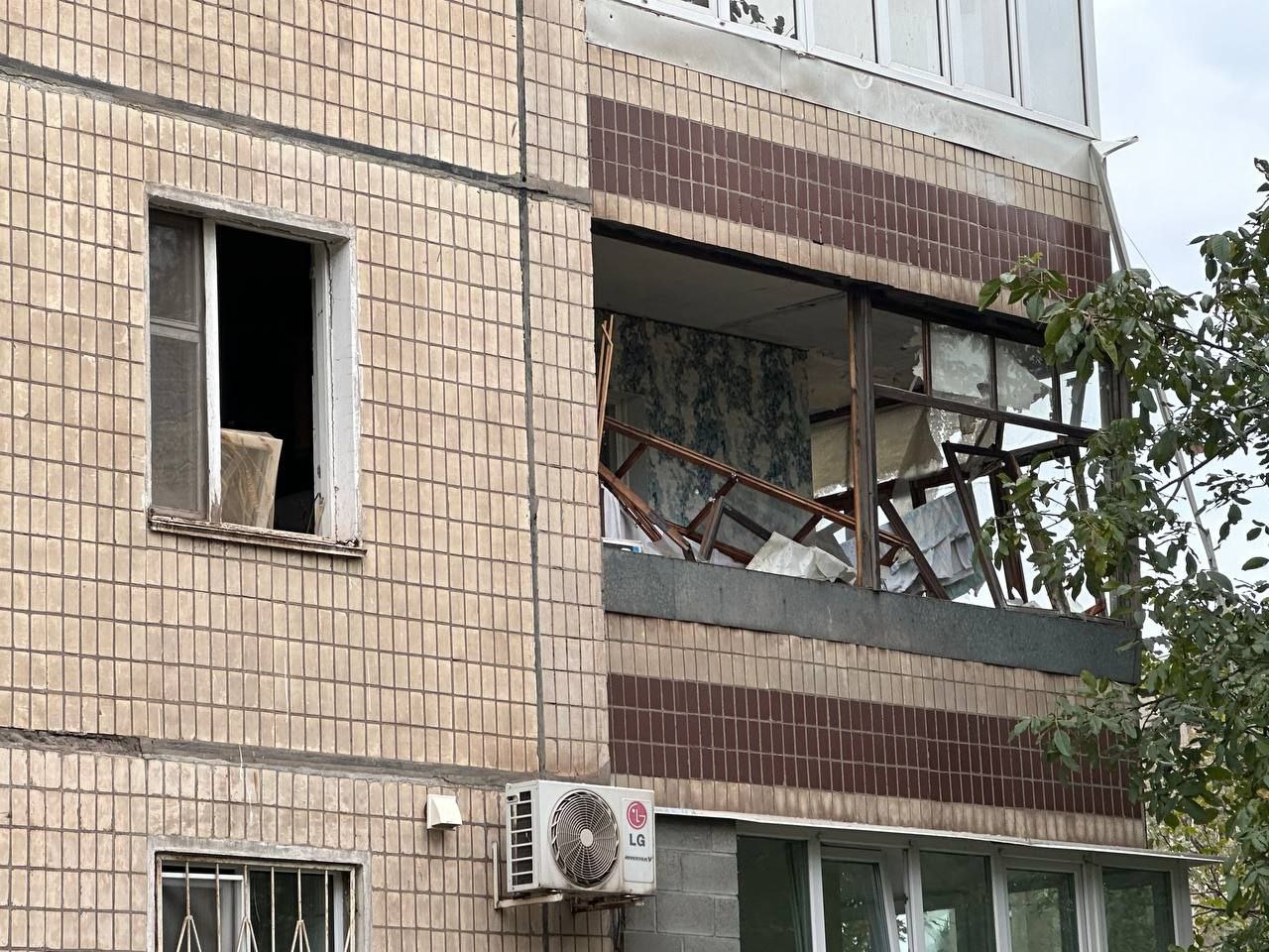Потрощений балкон багатоквартирного будинку