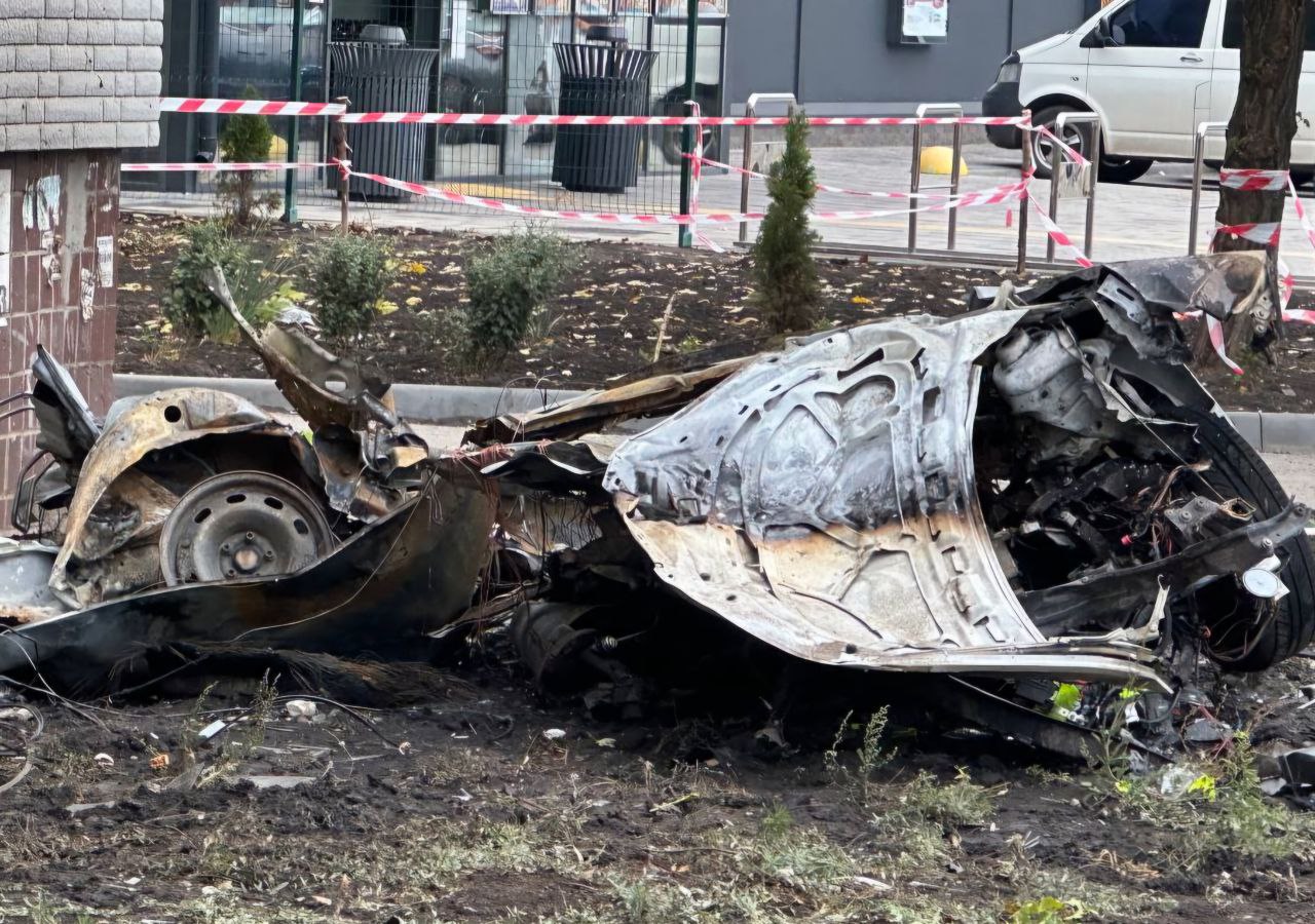 Уламки знищеної автівки