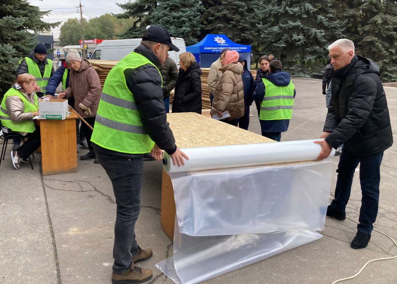 Люди отримують будівельні матеріали