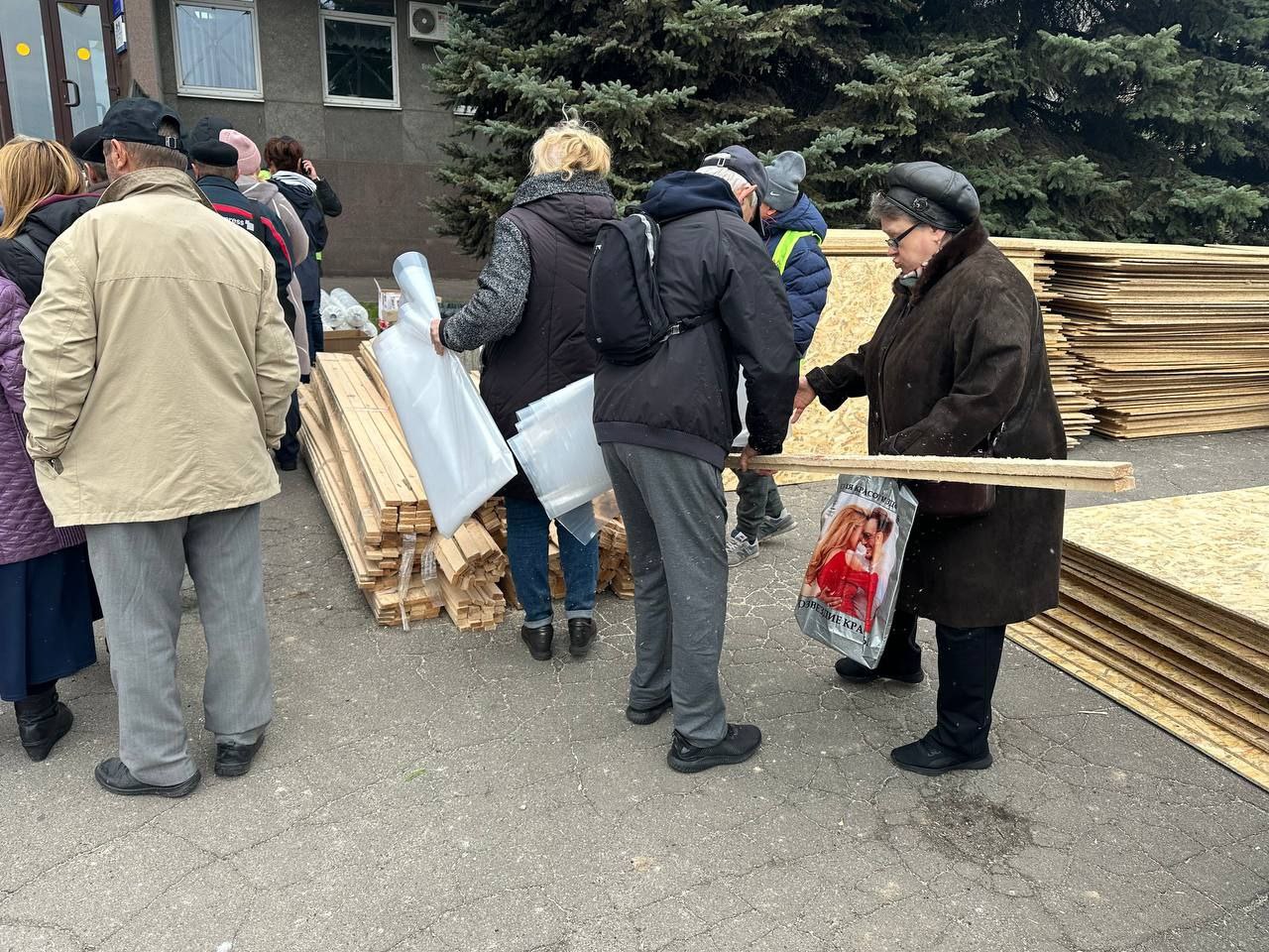 Місцеві мешканці отримують дошки та плівку 