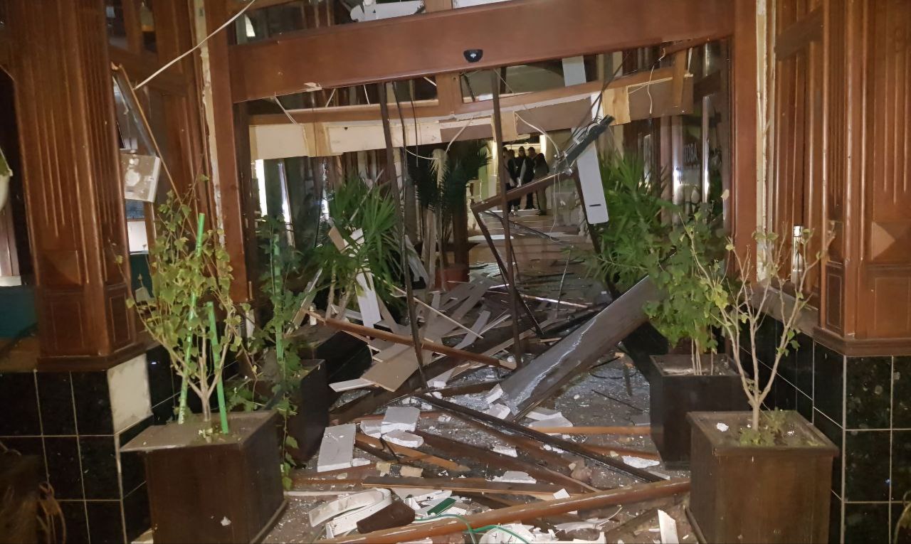 Кімната вся в уламках