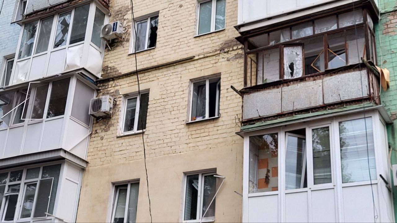 Понівечена багатоповерхівка у Кривому Розі