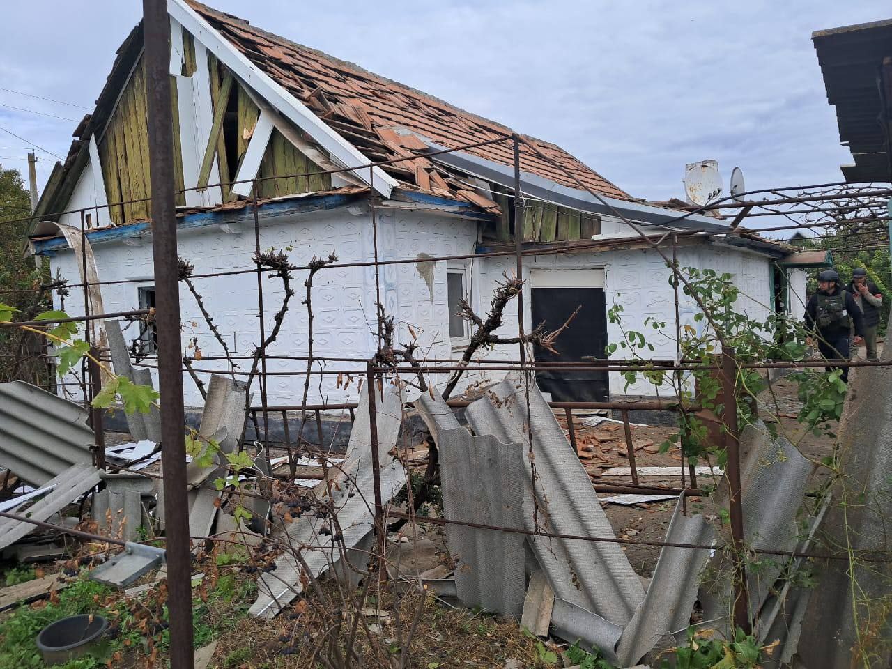 Понівечена обстрілом хата
