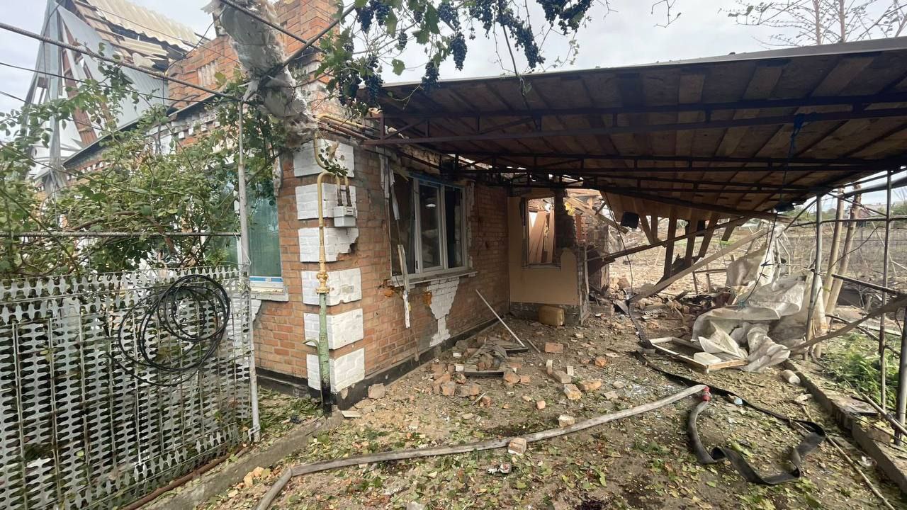 На подвір’ї розкидані уламки