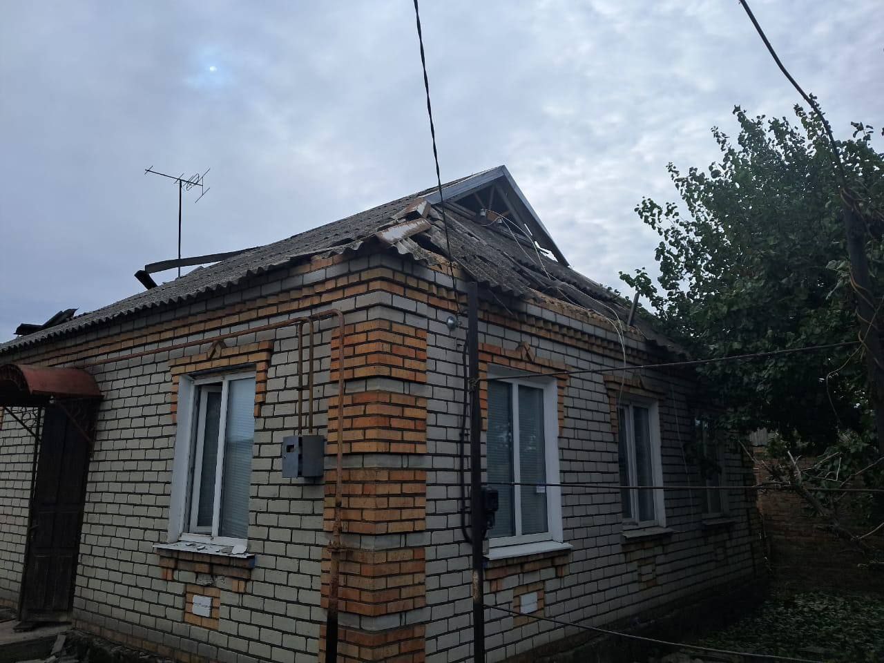 Пошкоджений дах та покрівля будинку