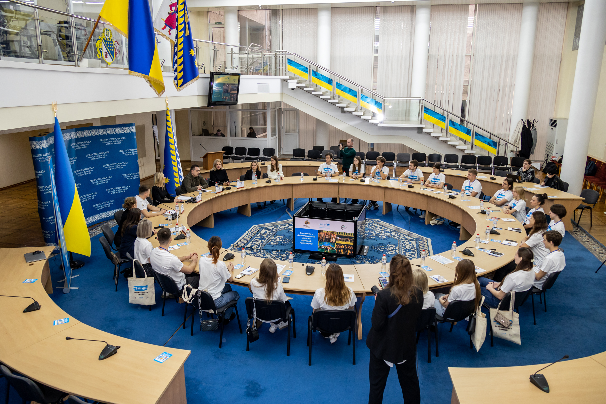 Почався практикум для студентів за круглим столом в обласній військовій адміністрації